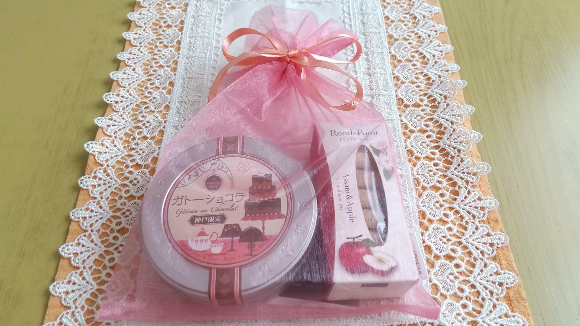 ルピシア神戸限定のお茶「ガトーショコラ」をピンク色の巾着でラッピング