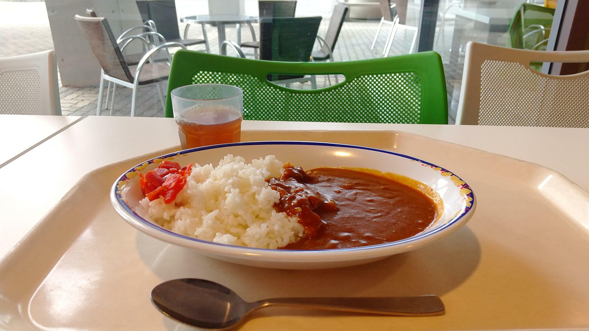 学生食堂のカレーライス（税込350円）。