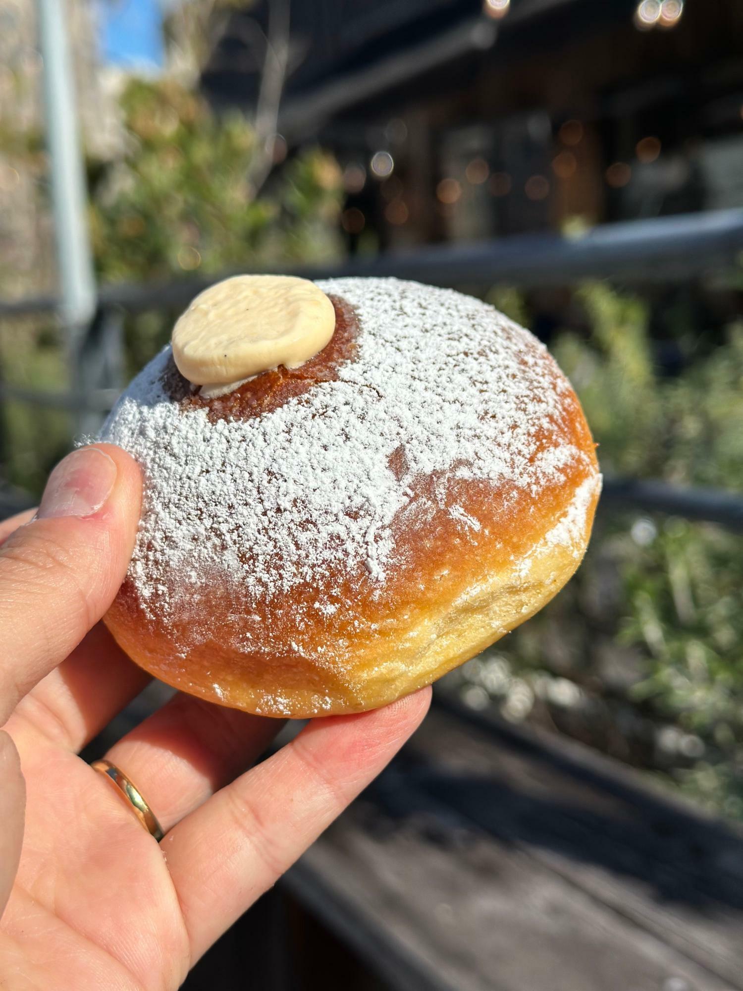 ブリオッシュ生地に既に溢れ出るクリーム