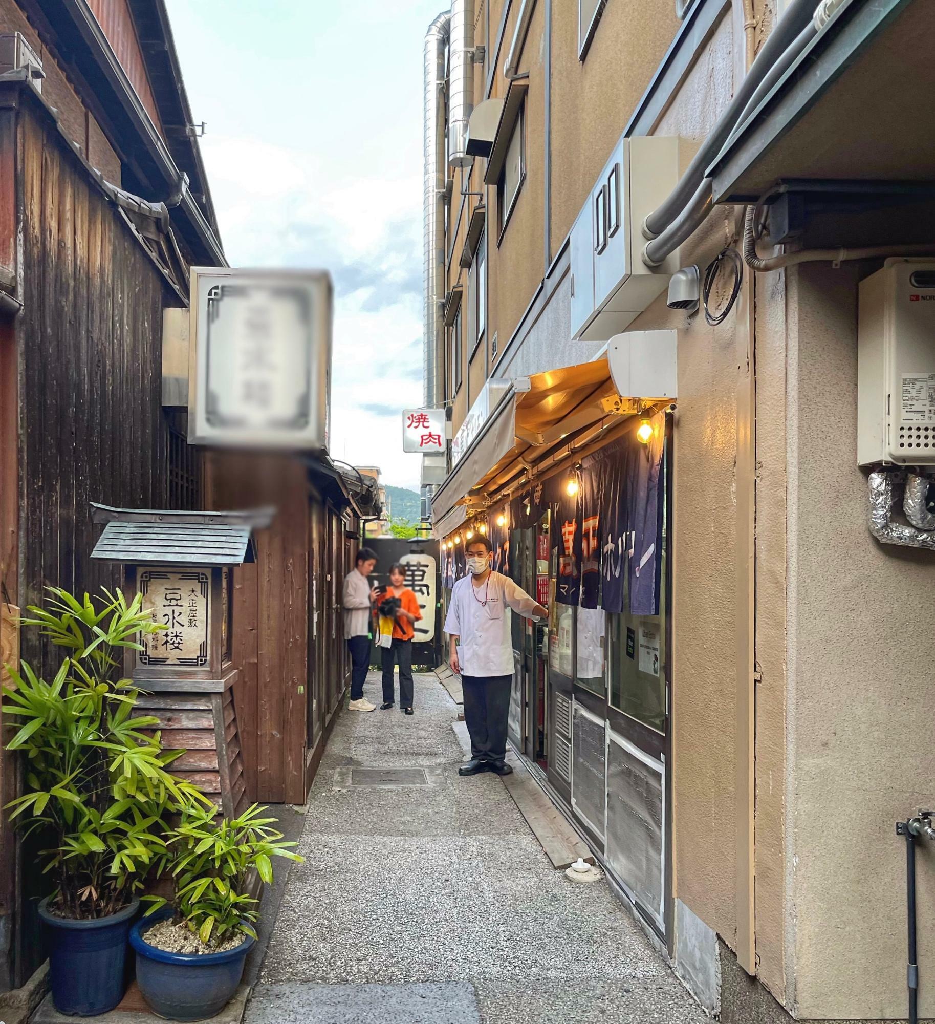 川に向かって路地の奥の右手にお店があります。