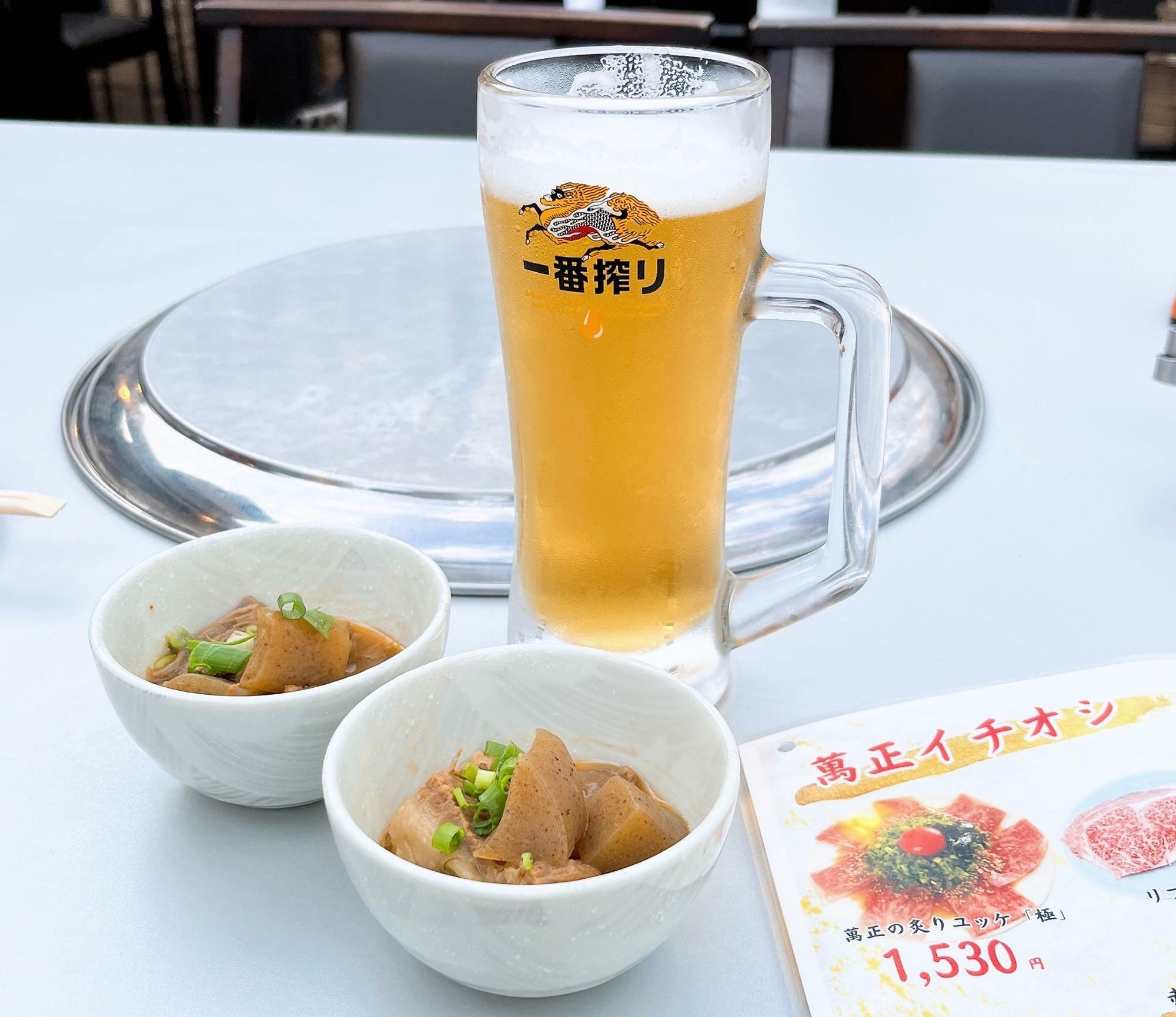 生ビール（中）600円（川床価格、店内価格は480円）、お通しはモツ煮込み