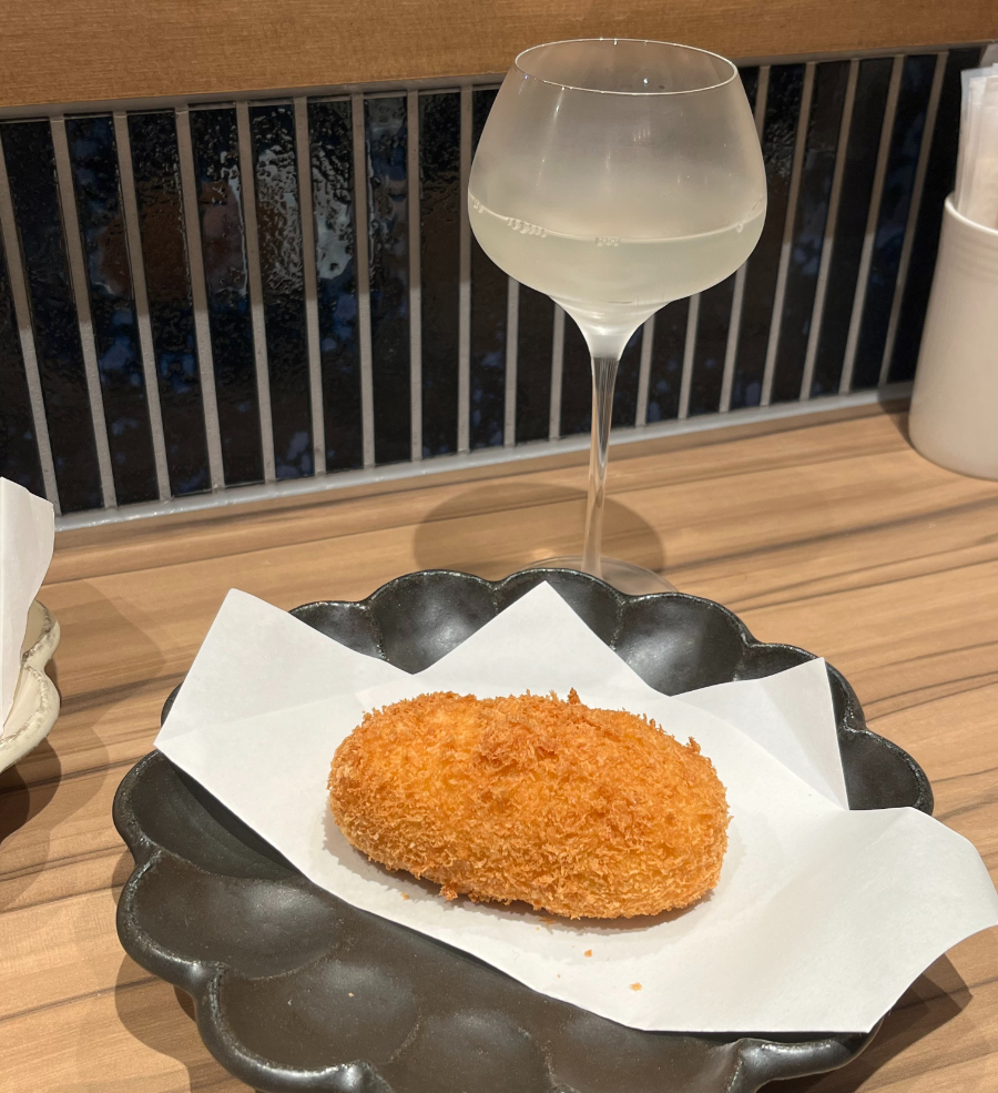 「虎ノ門 おお島」看板メニューのペシャメルソースを使わない絶品カニコロッケをはじめ日本酒などが楽しめる。