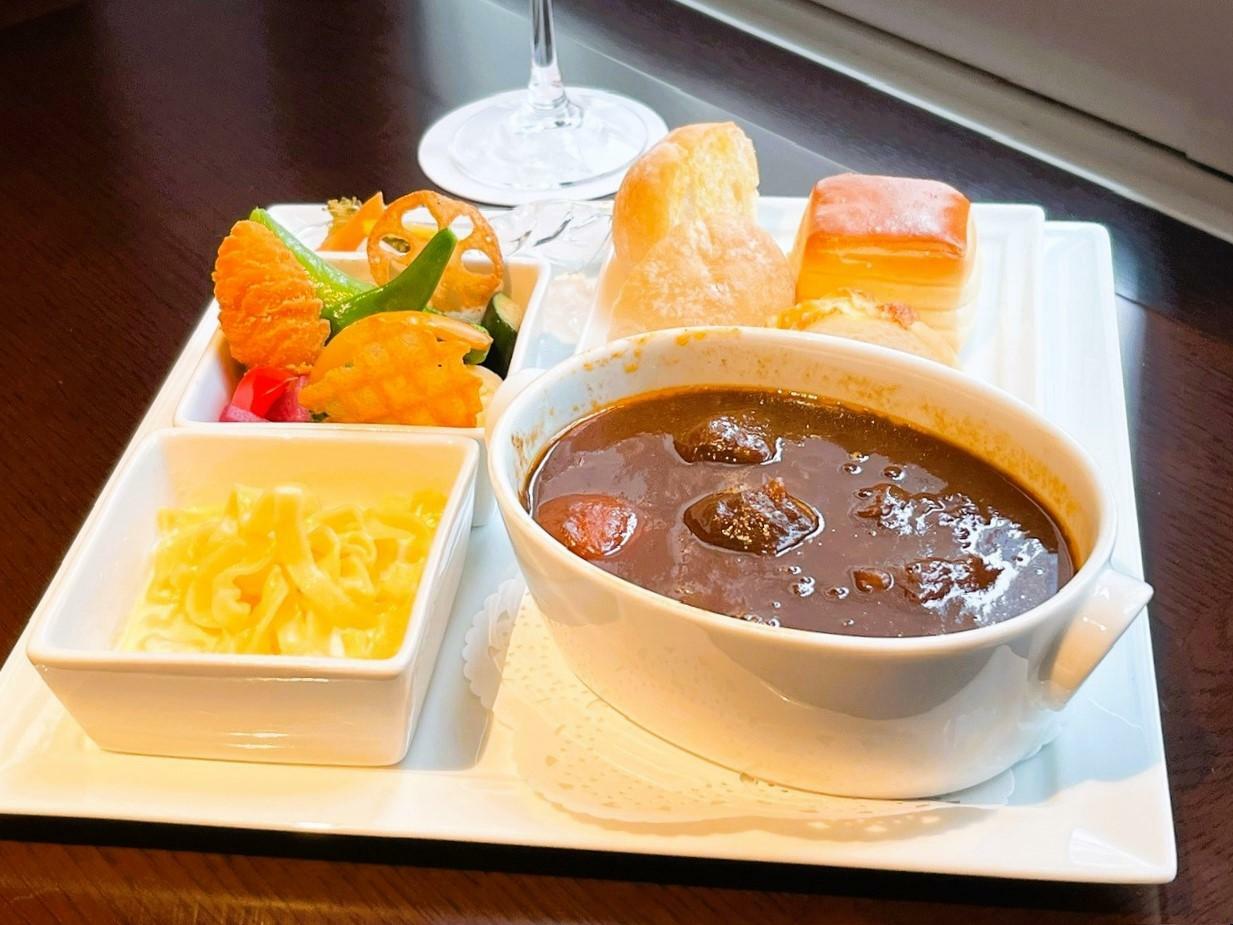 ホテル伝統のビーフシチュー 東京野菜ピクルス添え　3,800円（税サ込）