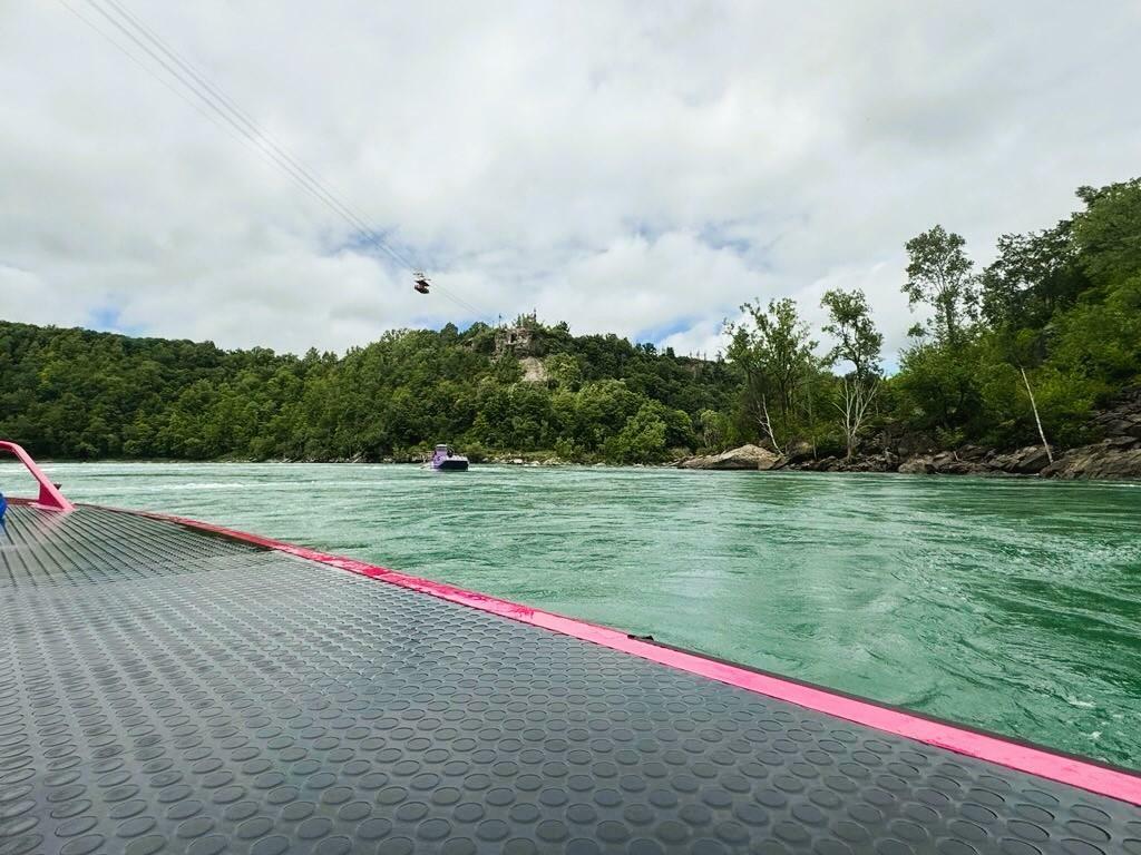 ナイアガラ川の水はとてもきれいです。