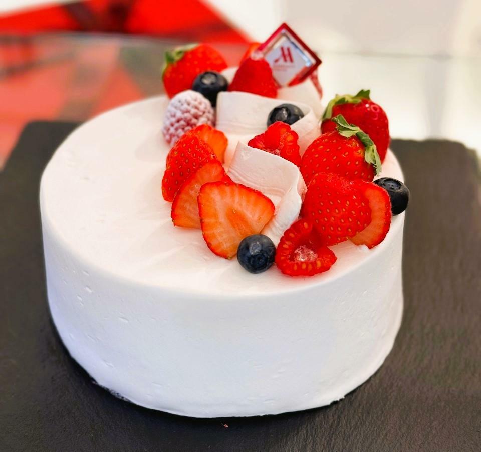 Marriott Christmas Shortcake（マリオット クリスマス ショートケーキ）大5号 5,500円 高さ10cm 直径15cm/小4号 4,500円 高さ10cm 直径12cm