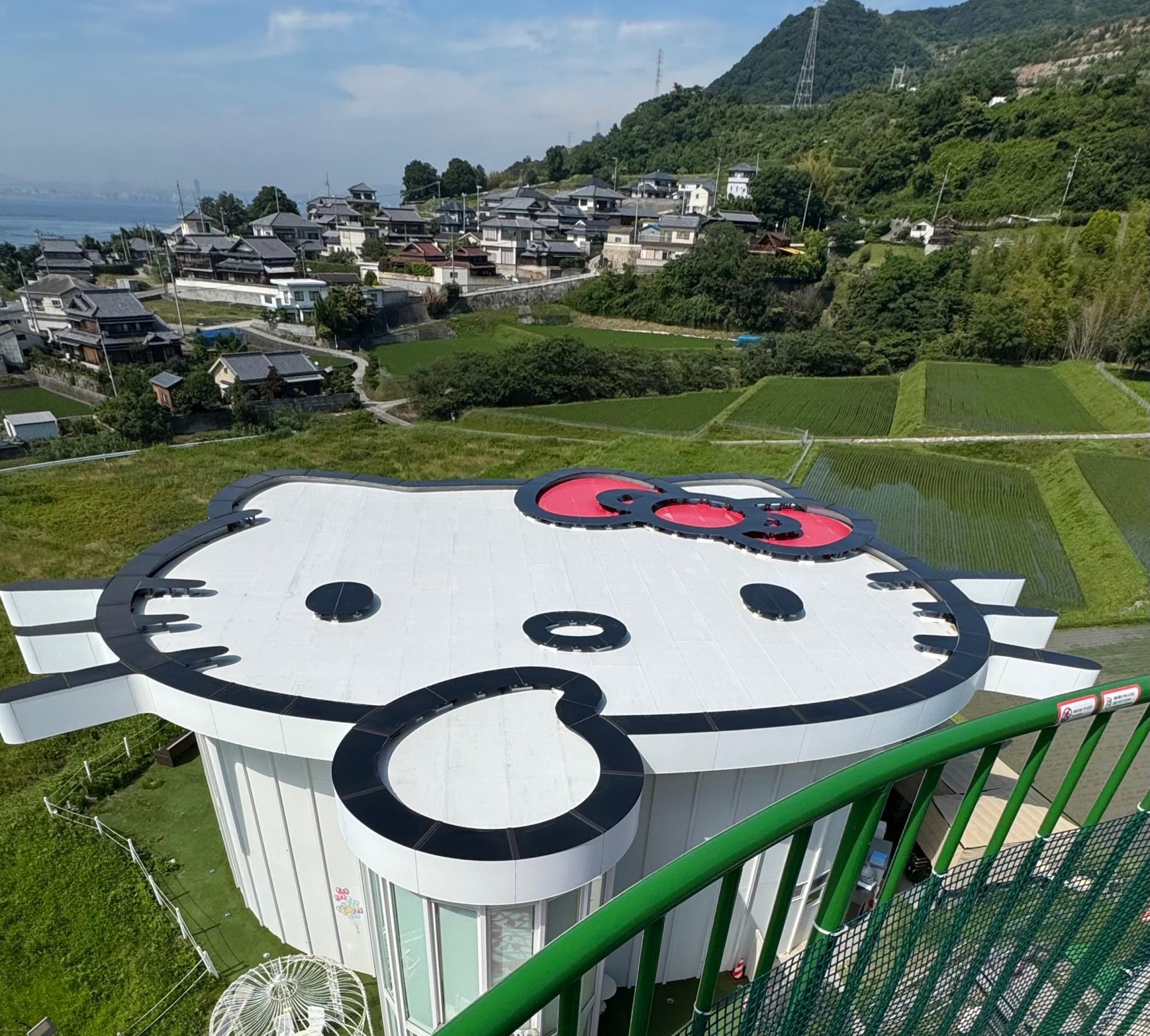 キティ　マスコット　館のレストラン ハローキティーと写真が撮れる】淡路島にあるショー＆レストラン