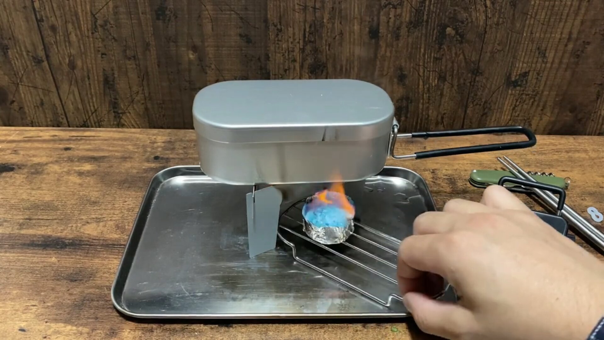 鍋から火を外すところ