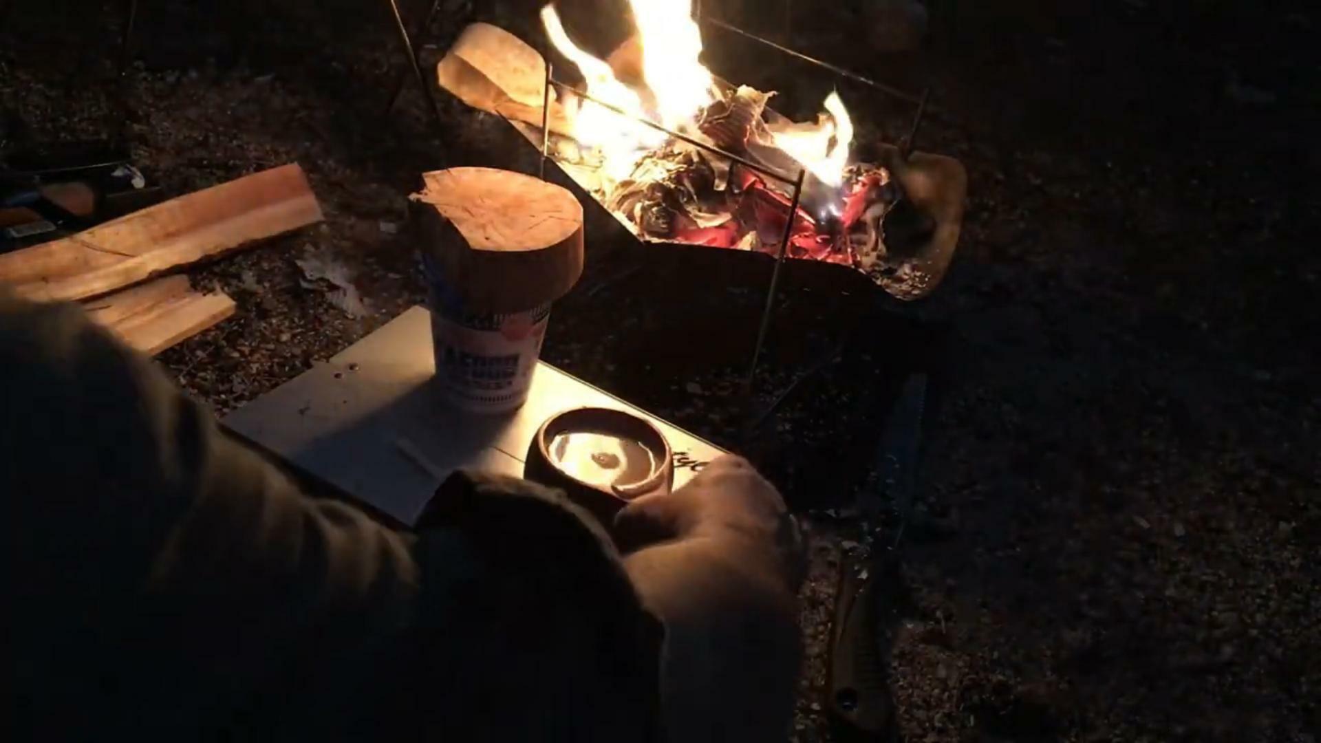 カップ麺ですらご馳走になる、焚き火の夜。