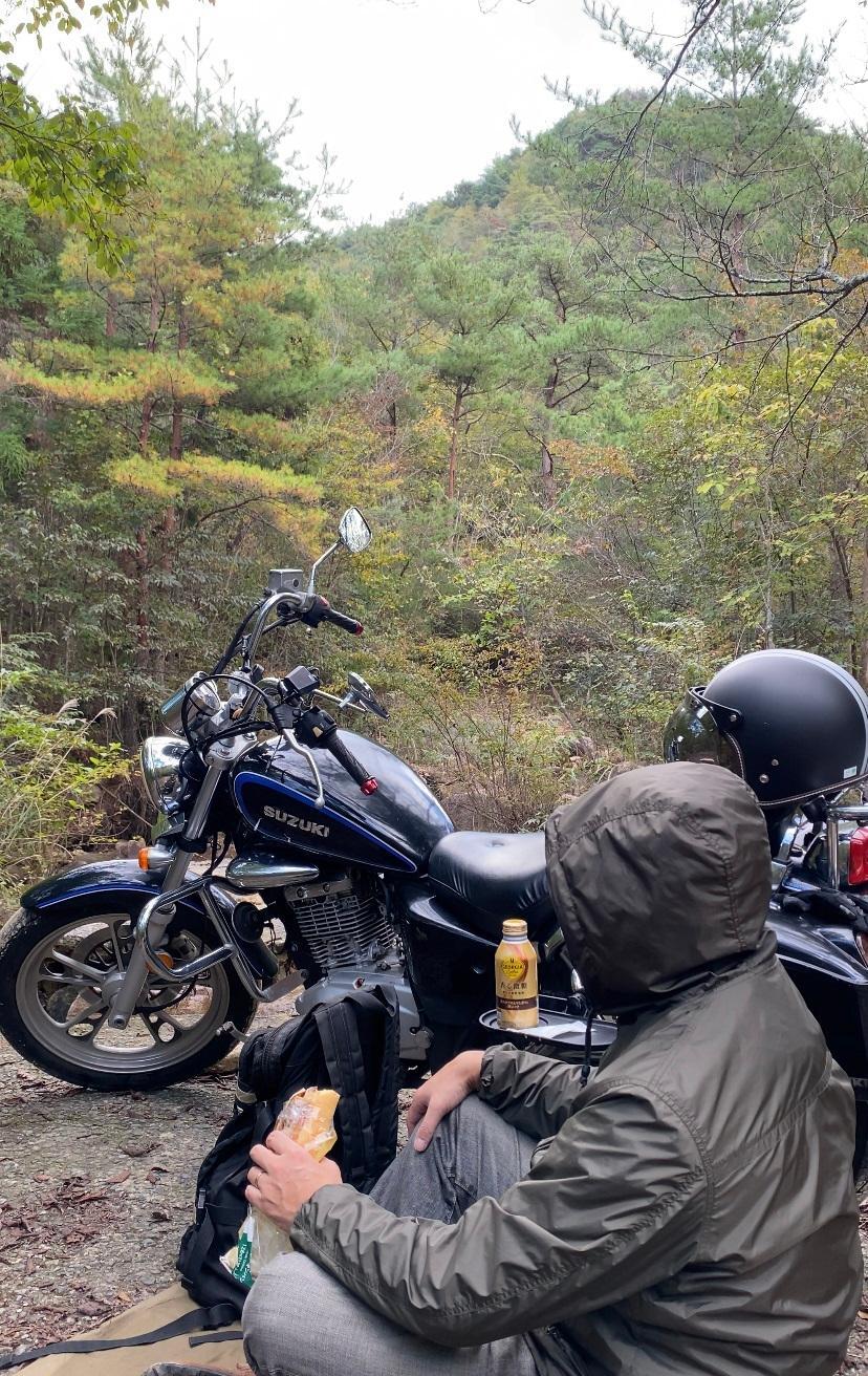 小川のせせらぎとバイクを見ながらの軽食のひと時。