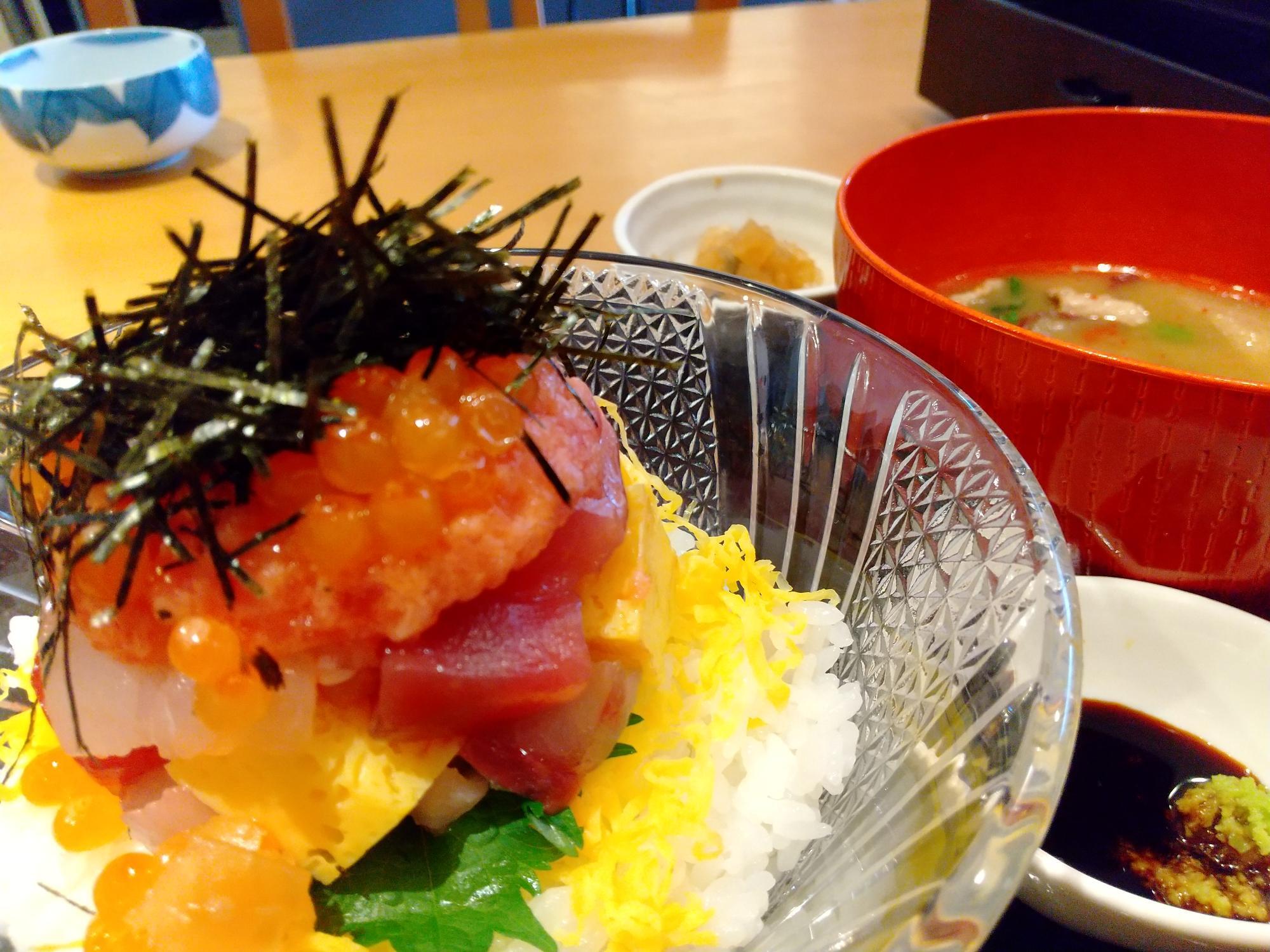 西条岡町「美味求心ととや」の海鮮丼