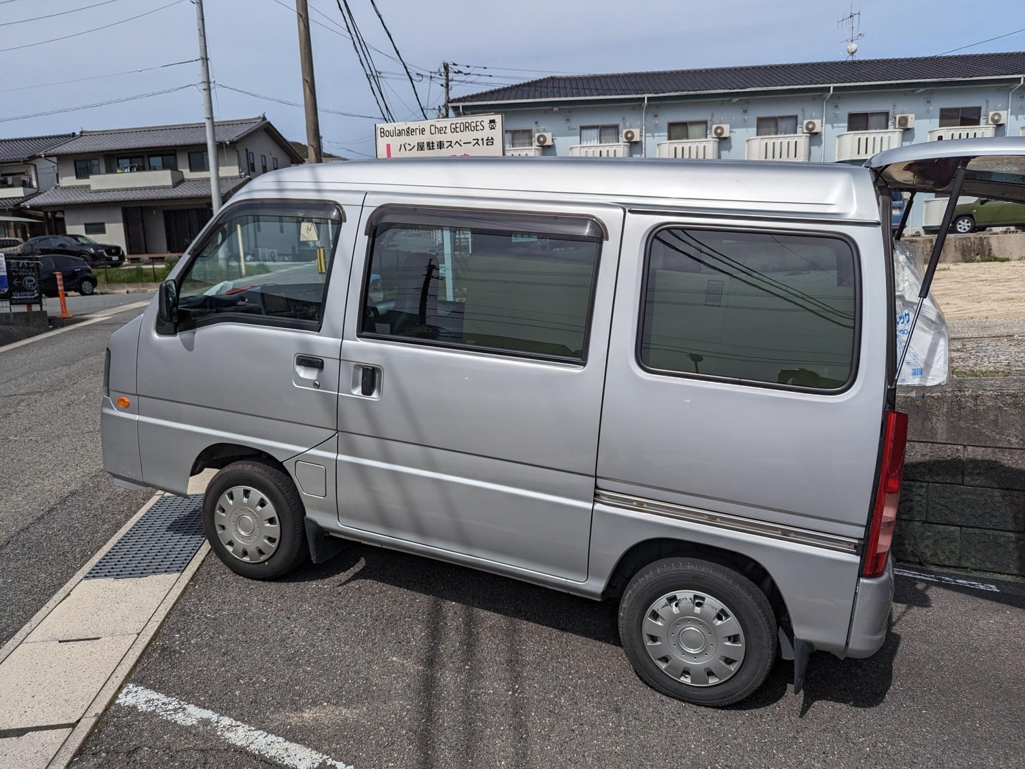 半田さんの産直市の車