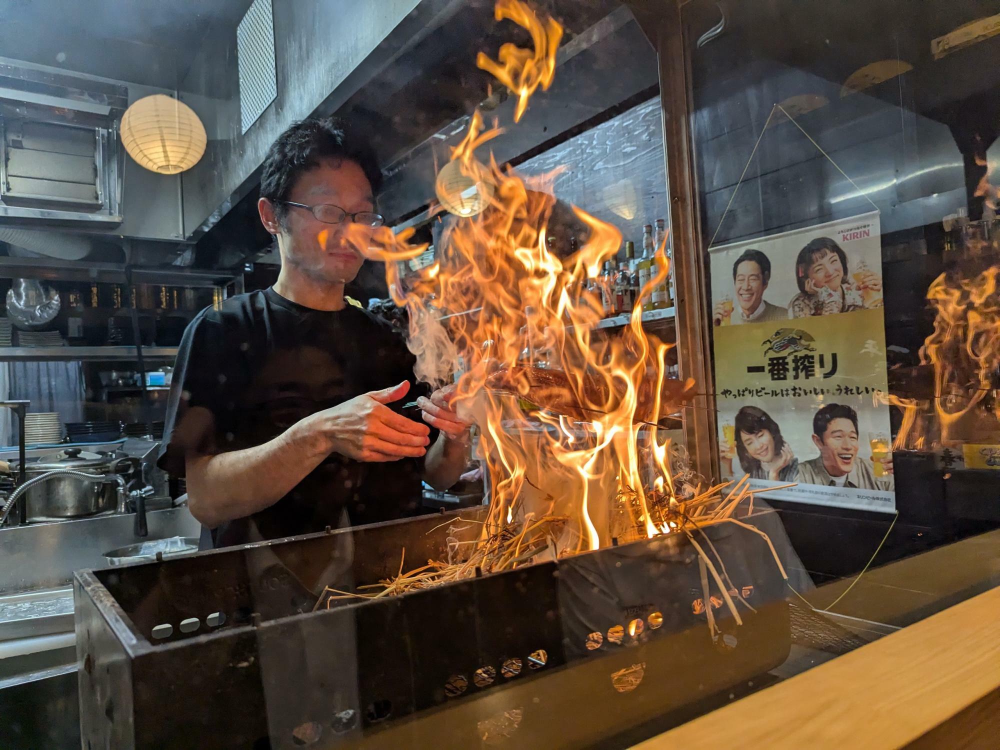 目の前で焼かれる藁焼き