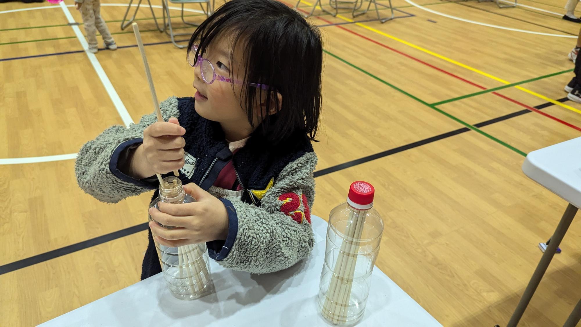 素朴な道具で楽しく遊んでいる幼児さん