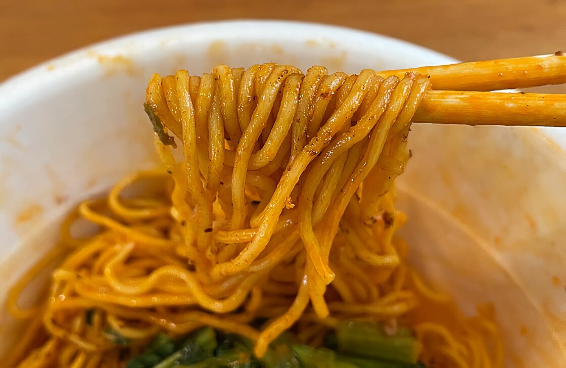 好評の“完全メシ”第2弾が登場「焼そばU.F.O. 汁なし担々麺」と 好評の“完全メシ”第2弾が登場「焼そばU.F.O. 汁なし担々麺」と