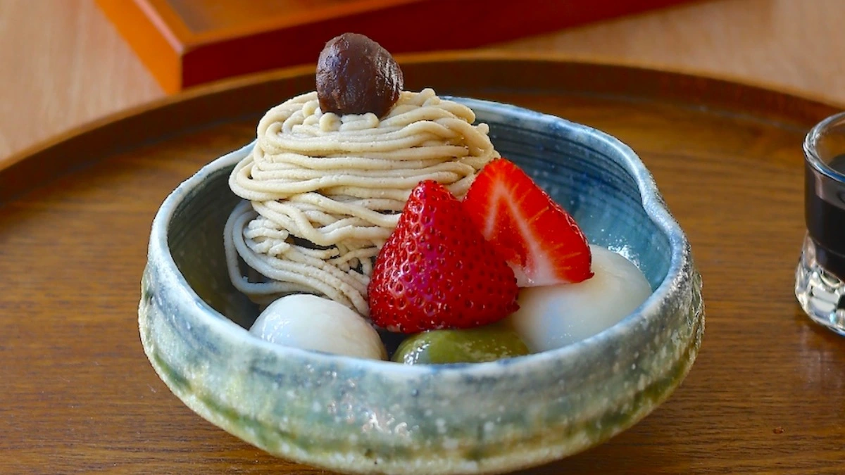 和と洋のコラボ！人気の和カフェで「モンブランあんみつ」をオーダーし