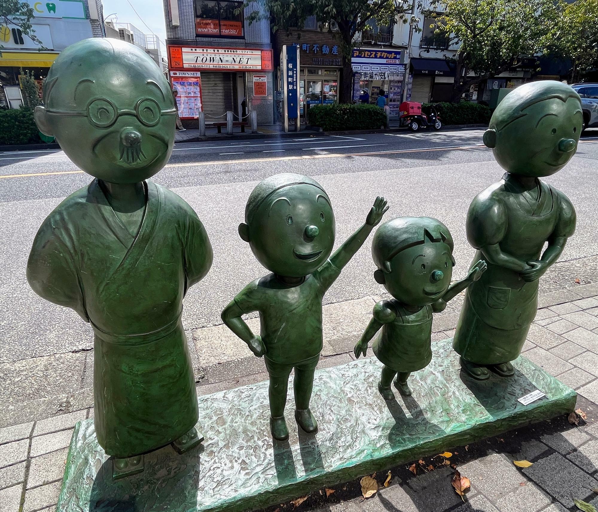 桜新町駅前の波平さんたちの銅像