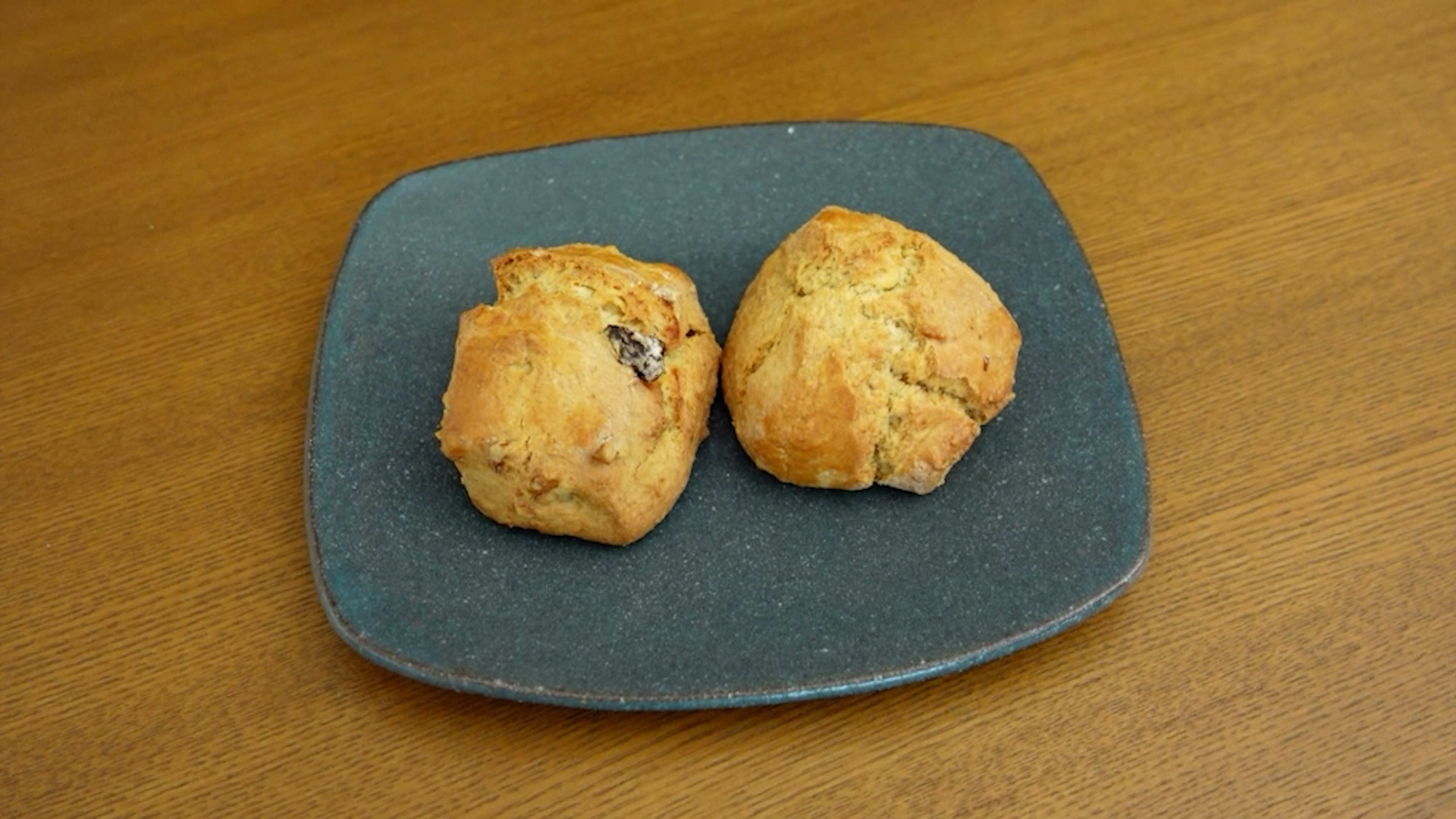 左がくるみカレンツ、右がプレーンです。