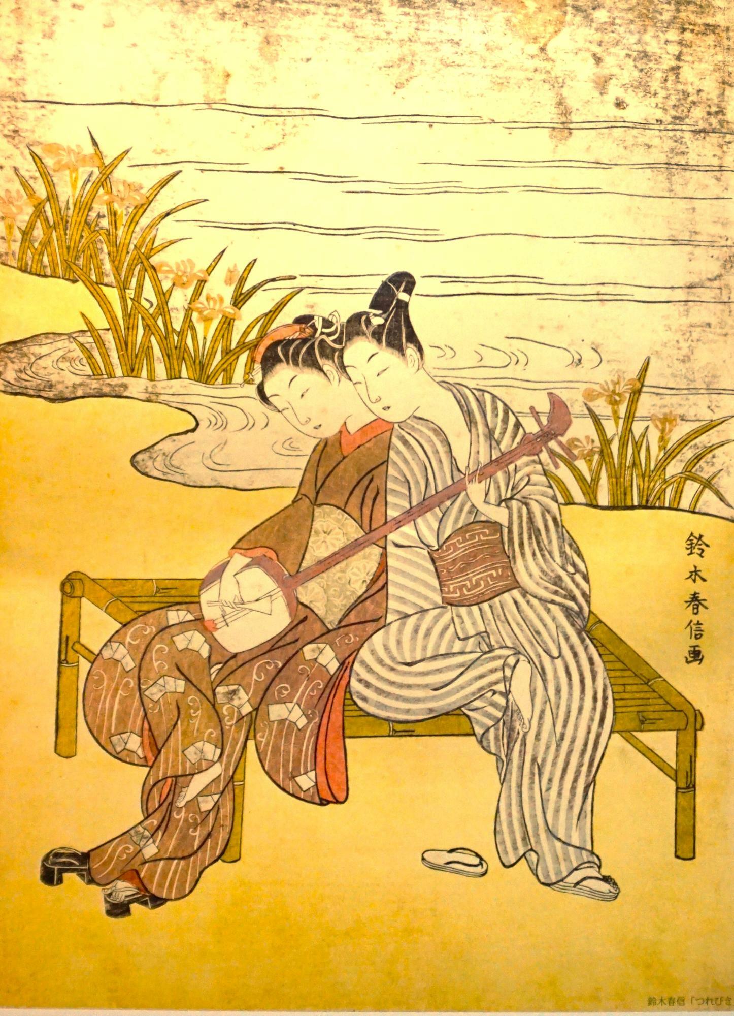 今展のポスターになっている鈴木春信の「つれびき」(1767）。三味線を奏でているのは、楊貴妃と玄宗皇帝に見立てた男女。寄り沿う頬とうなじ、肩から腰までの密着感が、ふたりの深い関係性を物語っていますね