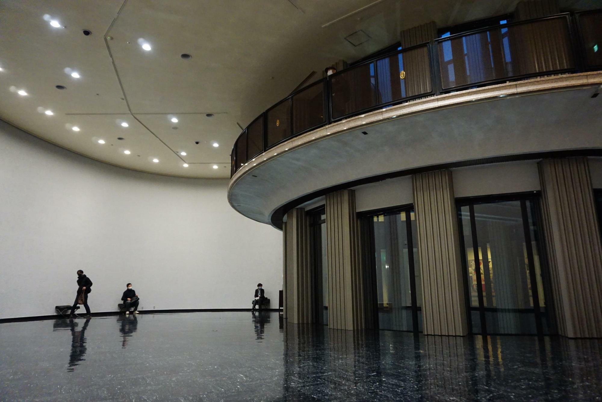 展示空間に置かれているのは、白井がセレクトしたというミース・ファン・デル・ローエのバルセロナ・チェアのオットマン