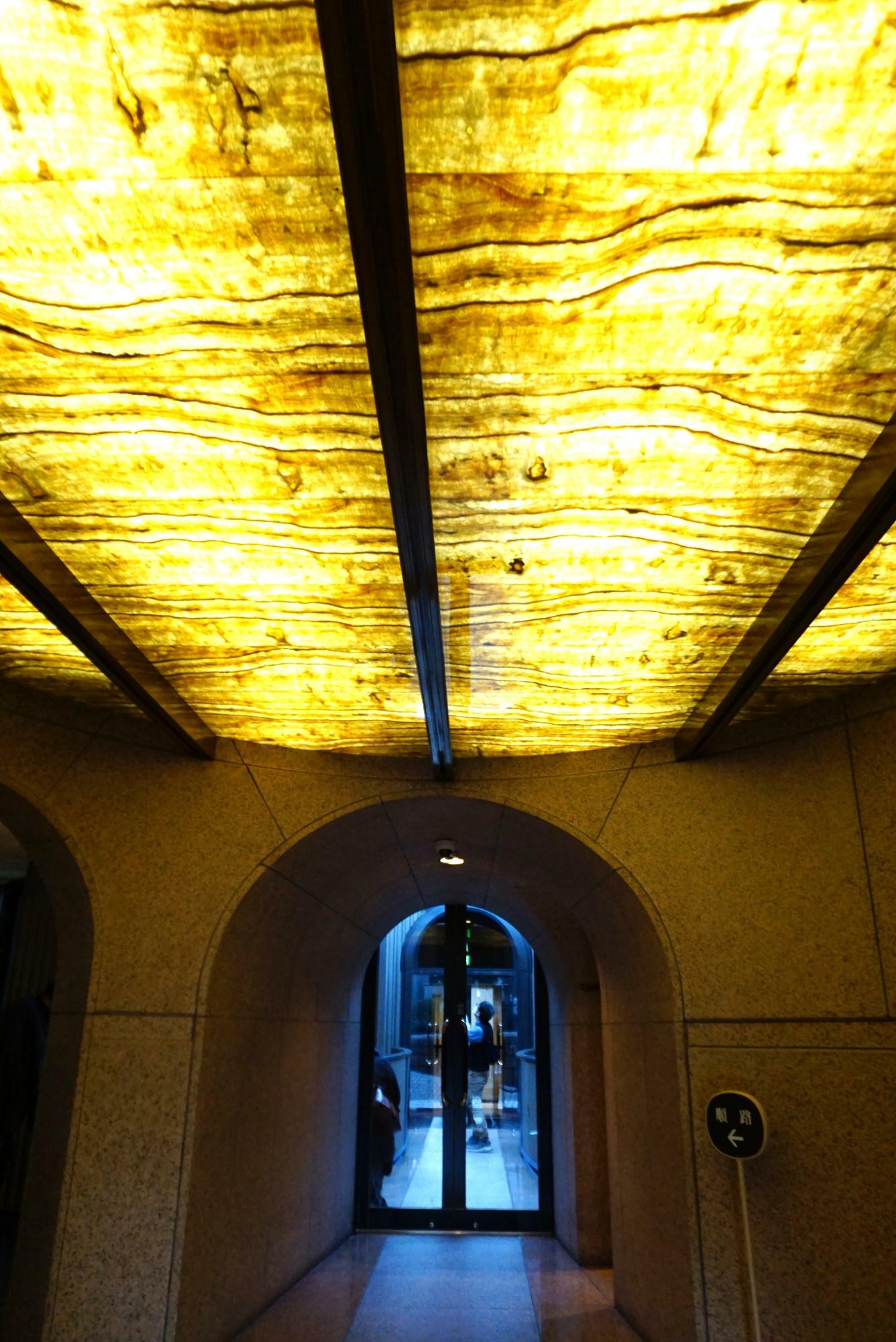 エントランスに入ったら、まず天井にご注目を。薄いオニキスの石材を透過する照明の摩訶不思議な光模様が既にアート。白井晟一の美意識を館内の随所で発見できるのも、松涛美術館の醍醐味