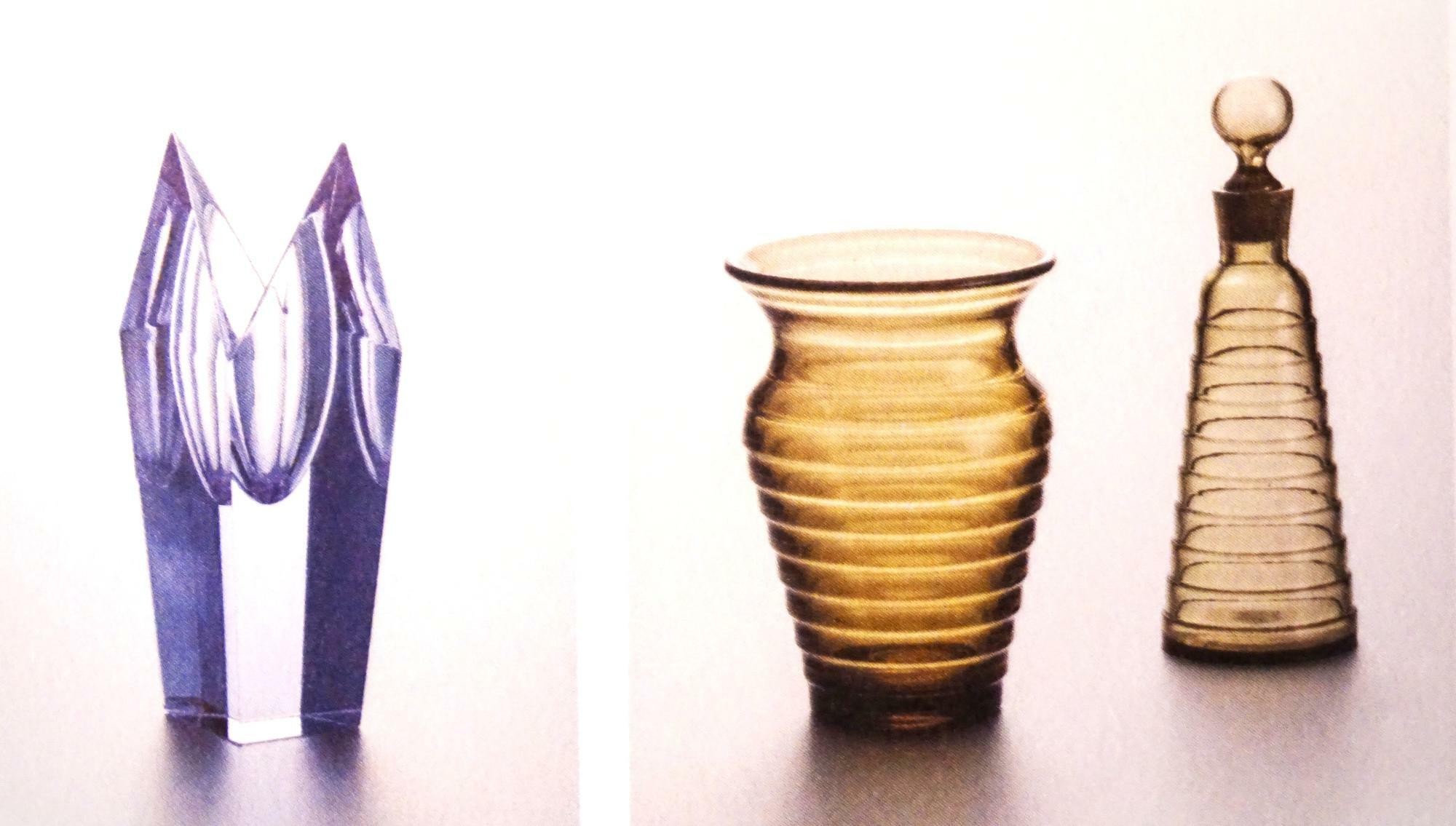 右：アイノ・アアルト「ボルゲブリック」花瓶、ボトル 1932年 カルフラガラス研究所　左：ナニー・スティル「氷山(プリズム）」1961年　リーヒマエンラシ社」共にコレクション・カッコネン蔵