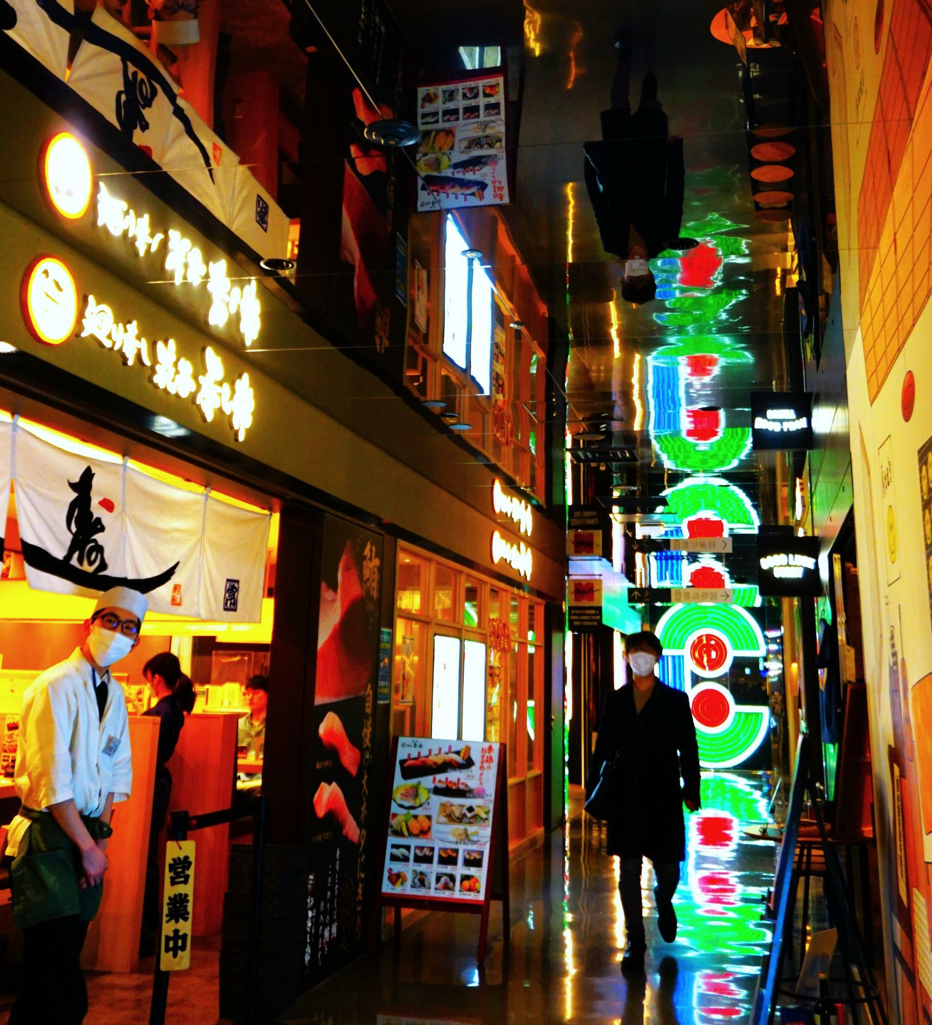 左：廻り寿司「渋谷寿し常」