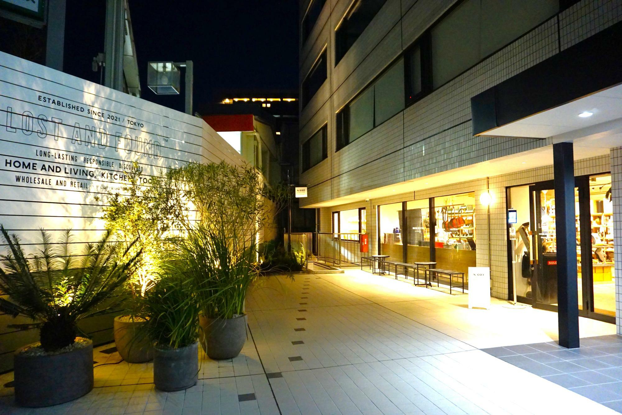 富ヶ谷から渋谷に抜ける宇田川通りに面したLOST AND FOUND旗艦店。B1FにはNIKKOのショールームも。ショップのトータルプロデュースを手掛けるのはトランジットジェネラルオフィス