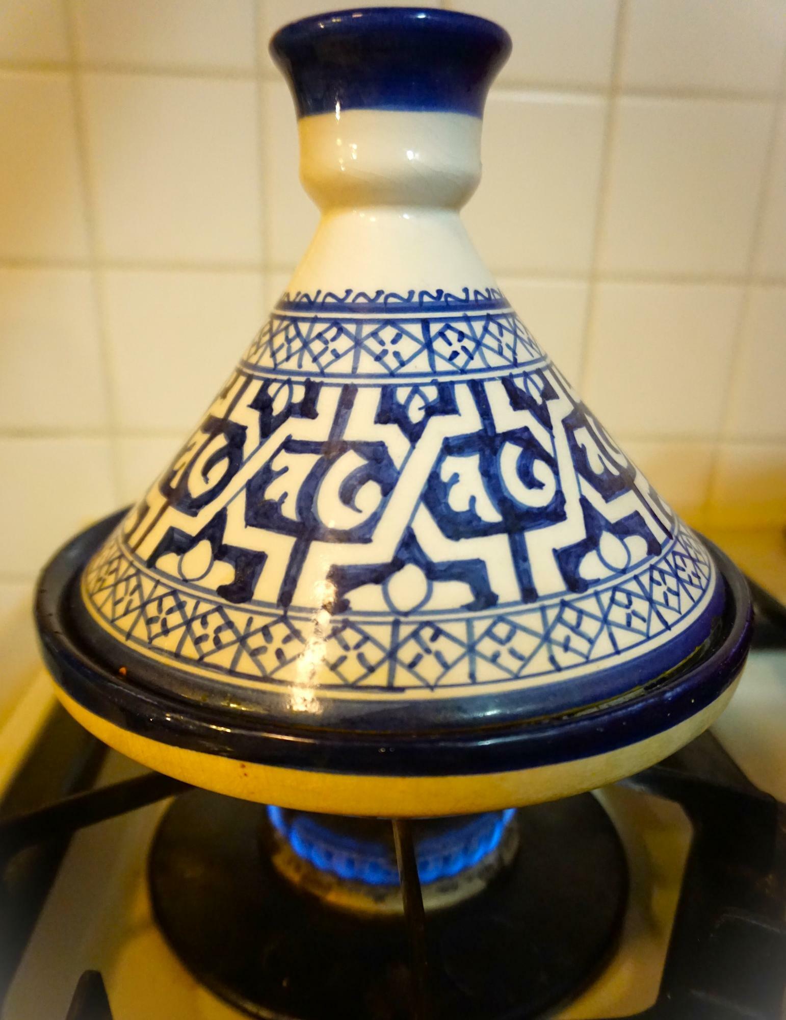 とんがった蓋が特徴のタジン鍋は、モロッコ伝統の調理器具。これはモロッコの古都フェズで購入した陶磁器のタジン鍋ですが、市販のタジン鍋はデザインも素材もさまざまです