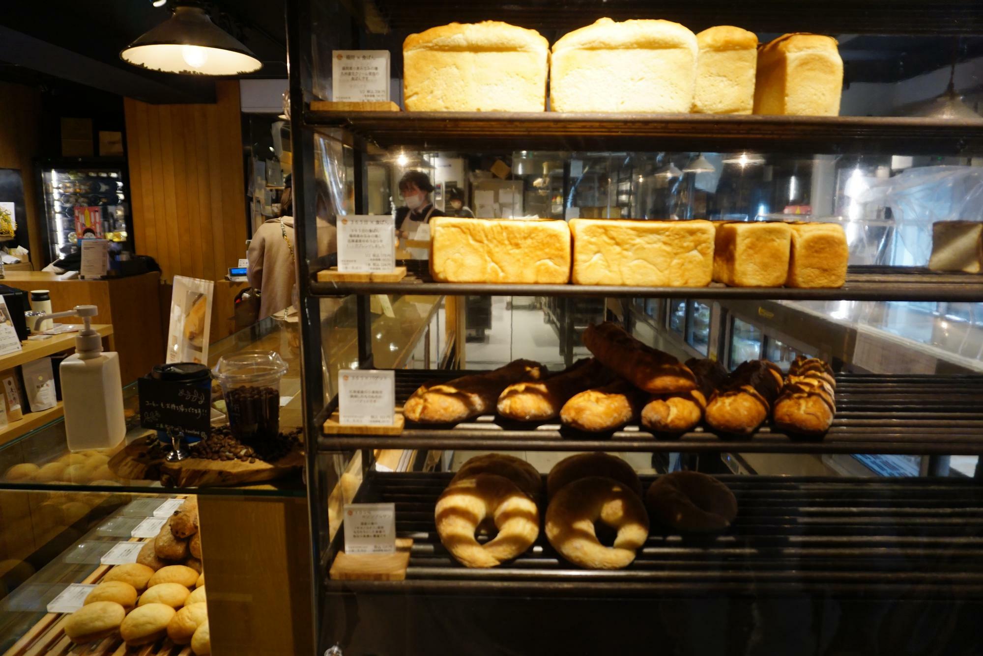 1番上が福岡県産小麦に福岡県産生クリームを使用した「福岡×食パン」。その下が「365日×食パン」