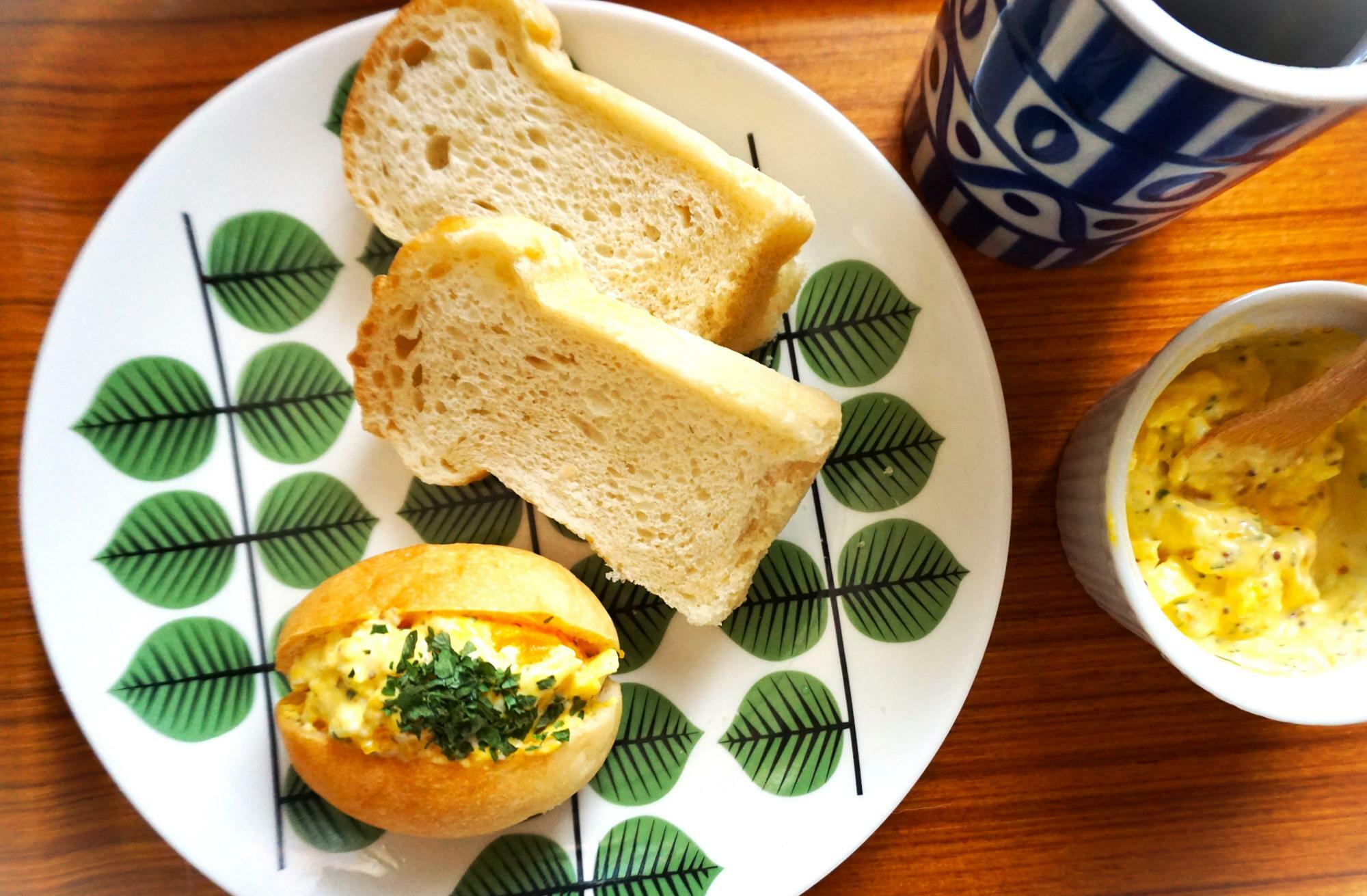 軽ーくトーストした福岡×食パンと、うちで作ったタルタルソースを挟んだブリオッシュ