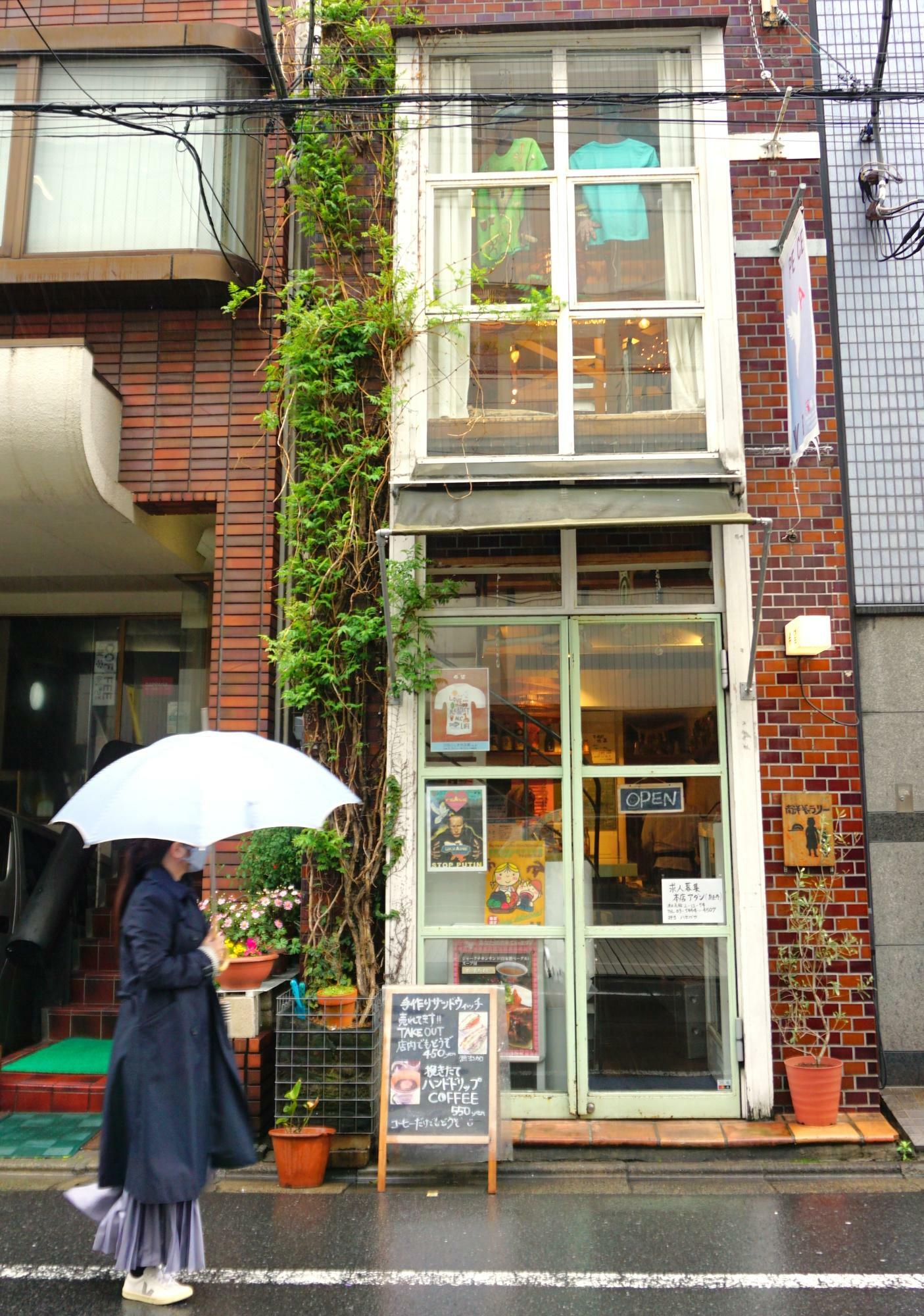渋谷文化村通りからと代々木八幡方面に伸びる富ヶ谷一丁目商店街沿いに佇むこの細長～い建物が「BAR 希望」