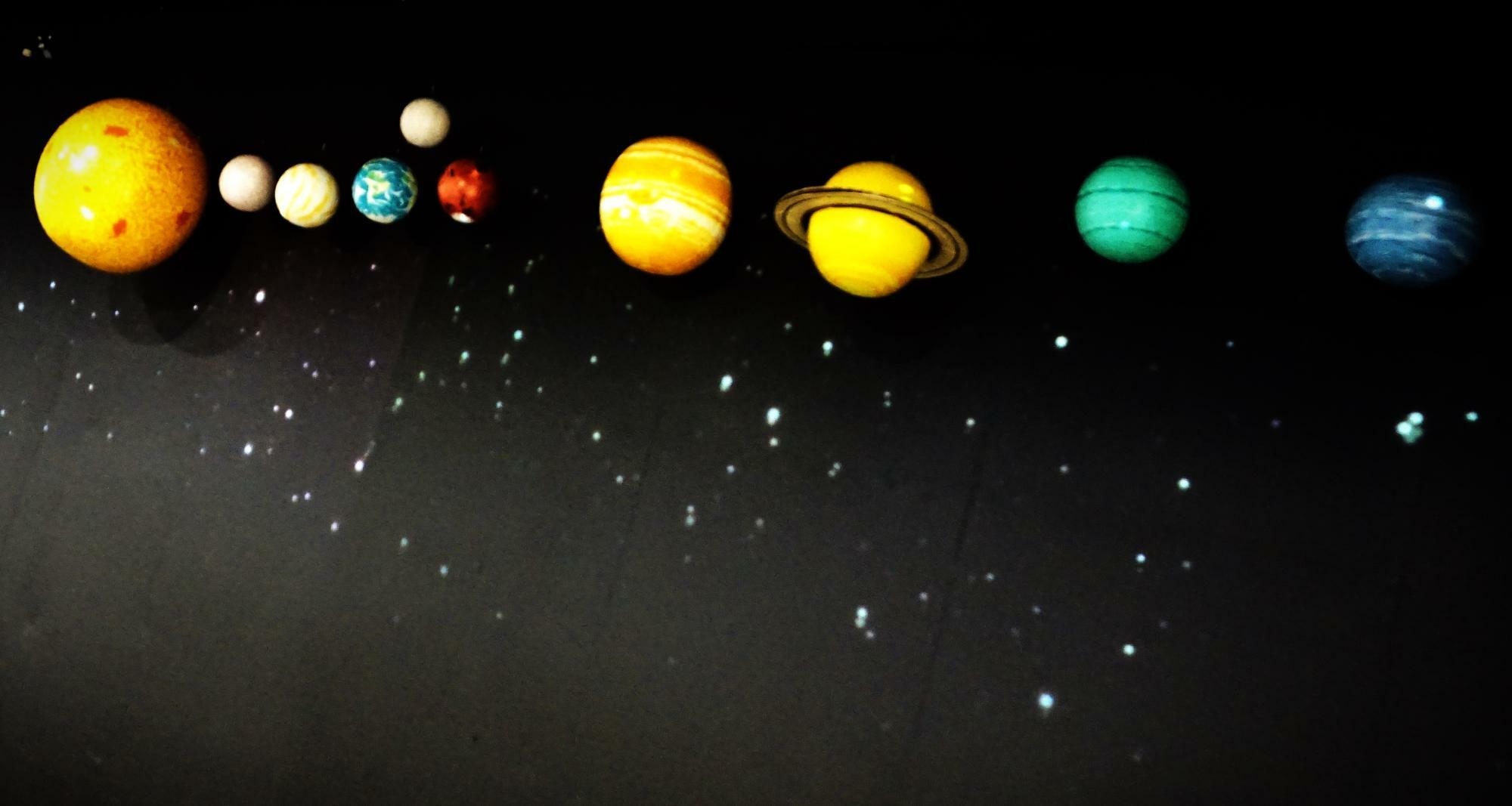 太陽系の立体模型も。左から太陽、水星、金星、地球、月、火星、木星、土星、天王星、海王星…かな？