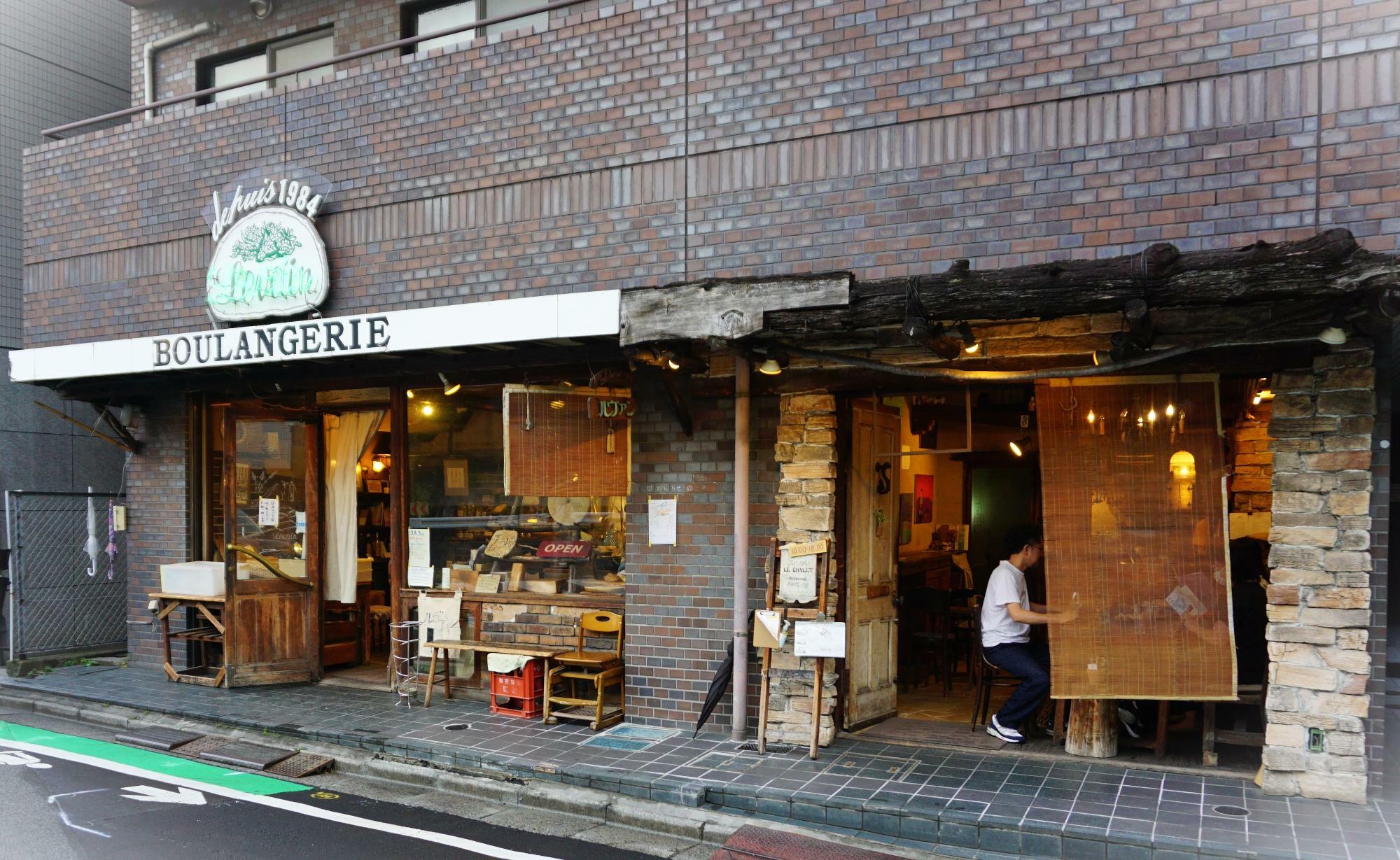 左が「ルヴァン 富ヶ谷店名」、右が併設のカフェ「ル シァレ」。カフェの中にチラッと写っているのは小池アミイゴさん！