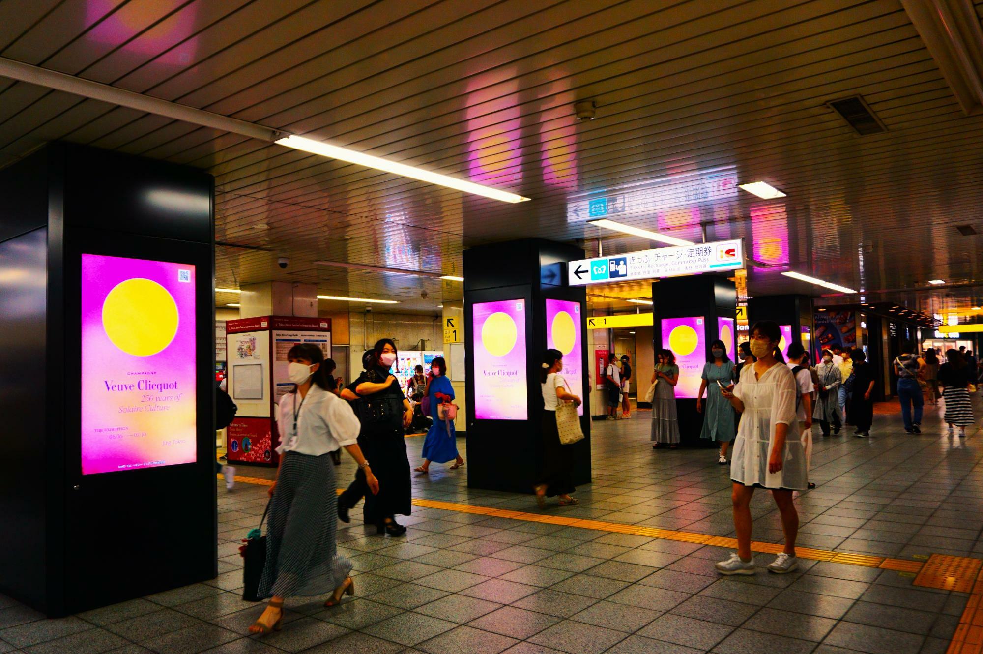 最寄りの東京メトロ 明治神宮前駅構内のデジタルサイネージにも、ウーヴ・クリコカラーがきらきら！