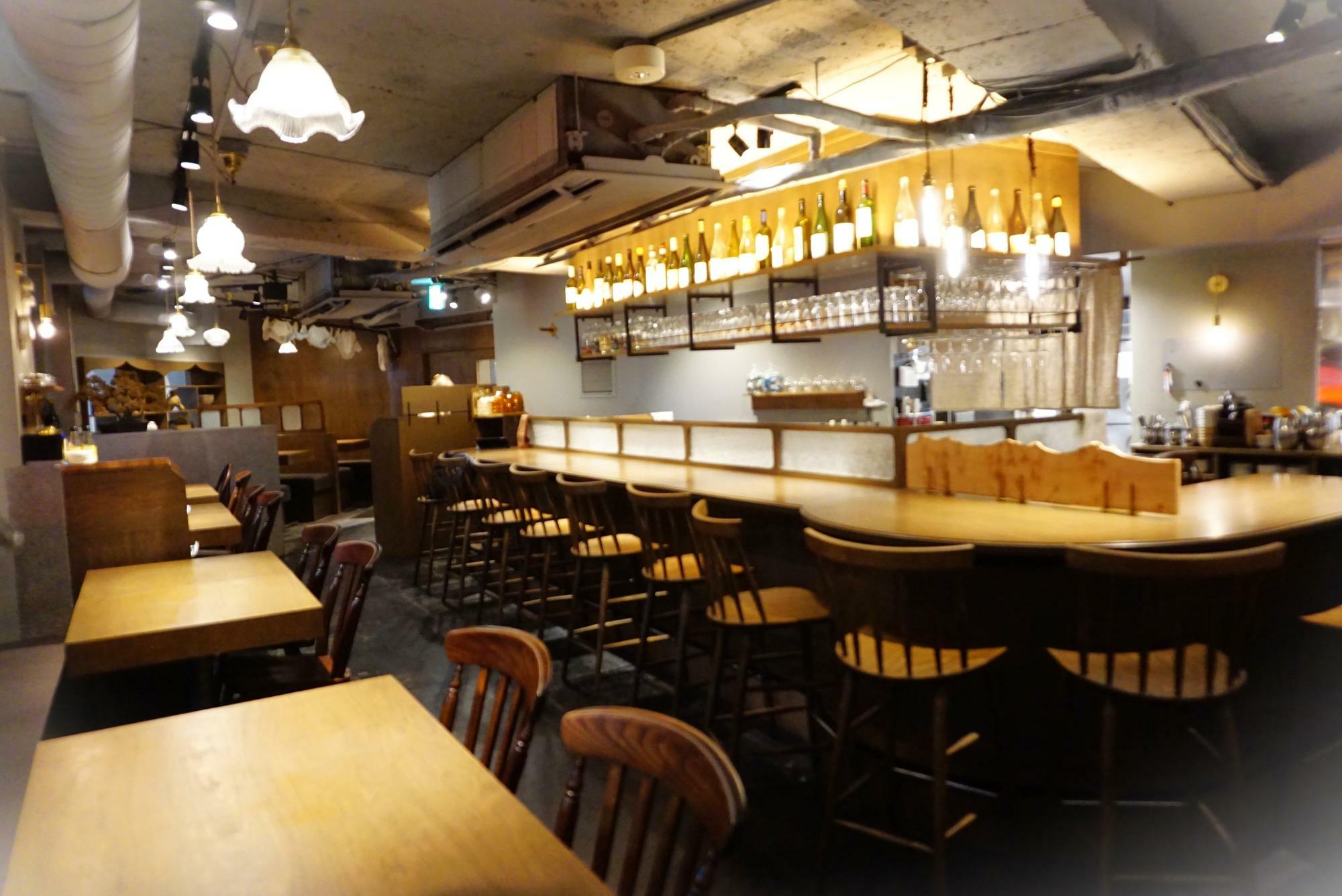 「裏の山の木の子」は恵比寿と渋谷に店舗を構えるきのこ料理専門店。今回お邪魔したのはちょっと大人な恵比寿店。