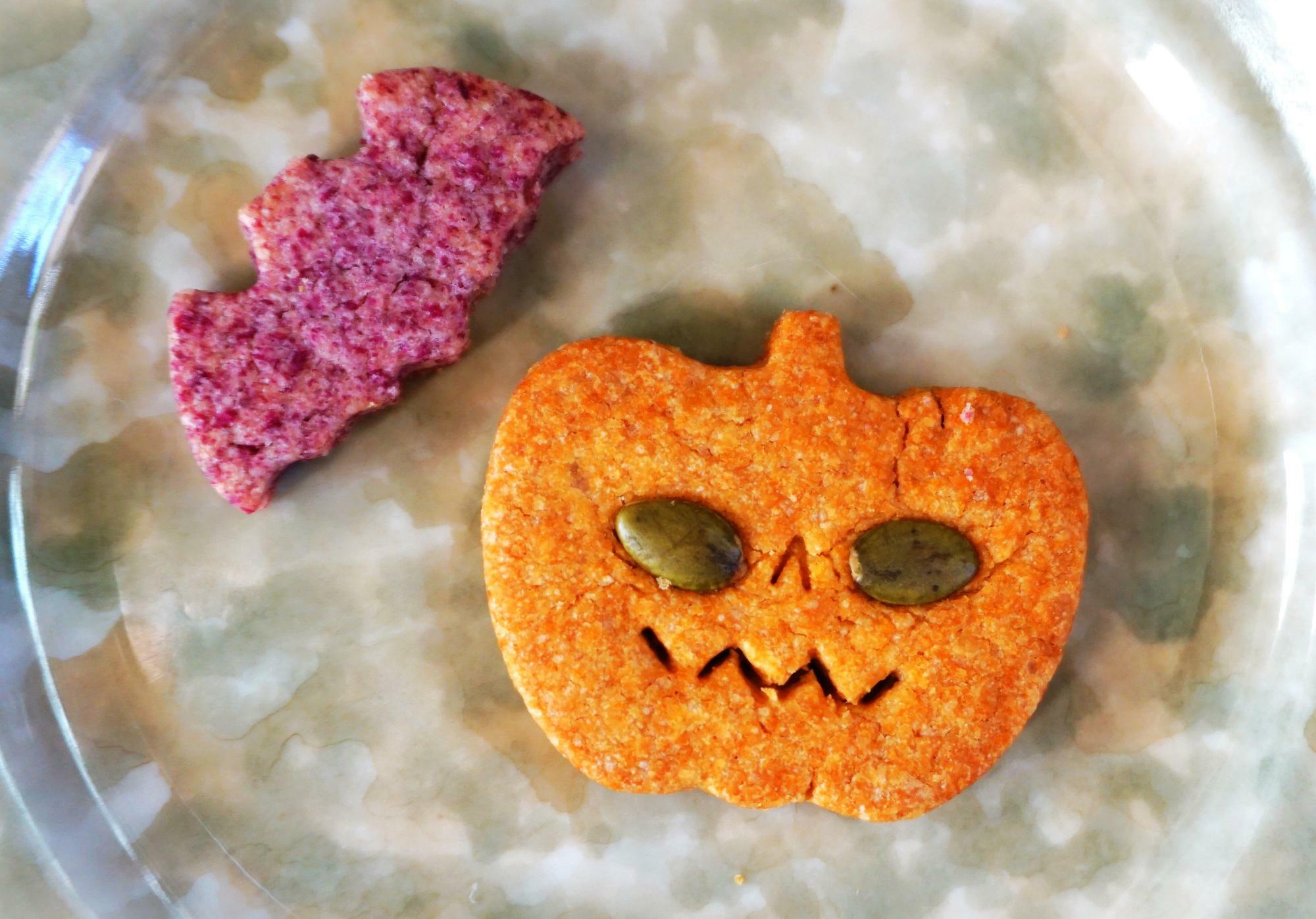 瞳がカボチャの種のかぼちゃクッキーと、コウモリ型のクッキーは、いずれも地粉、菜種油、てんさい糖、片栗粉、有機豆乳をベースに、かぼちゃやや紫芋のパウダーが練り込まれた優しい風味