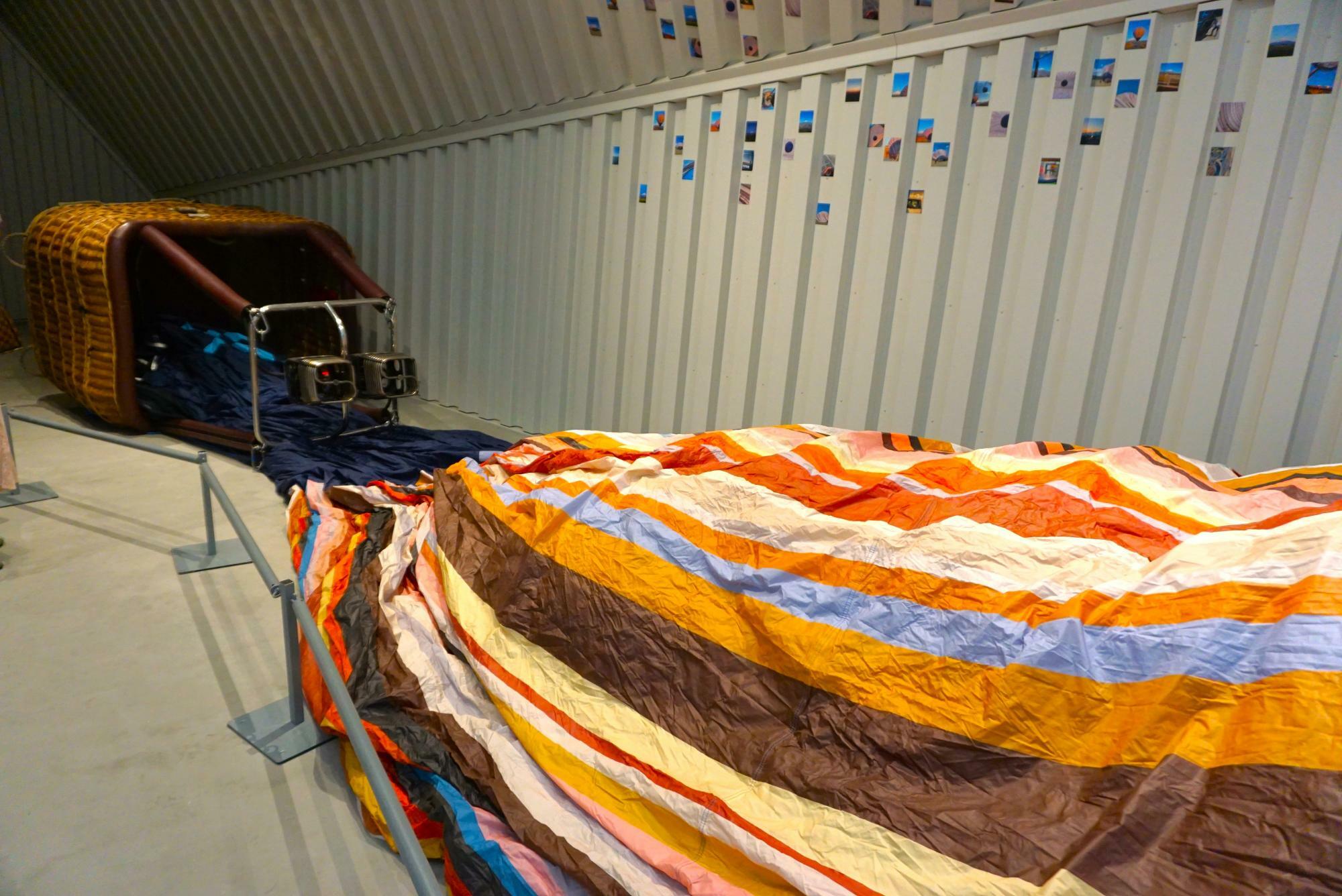 英国最古の気球工房で職人たちが約200時間かけて縫いしたそう。