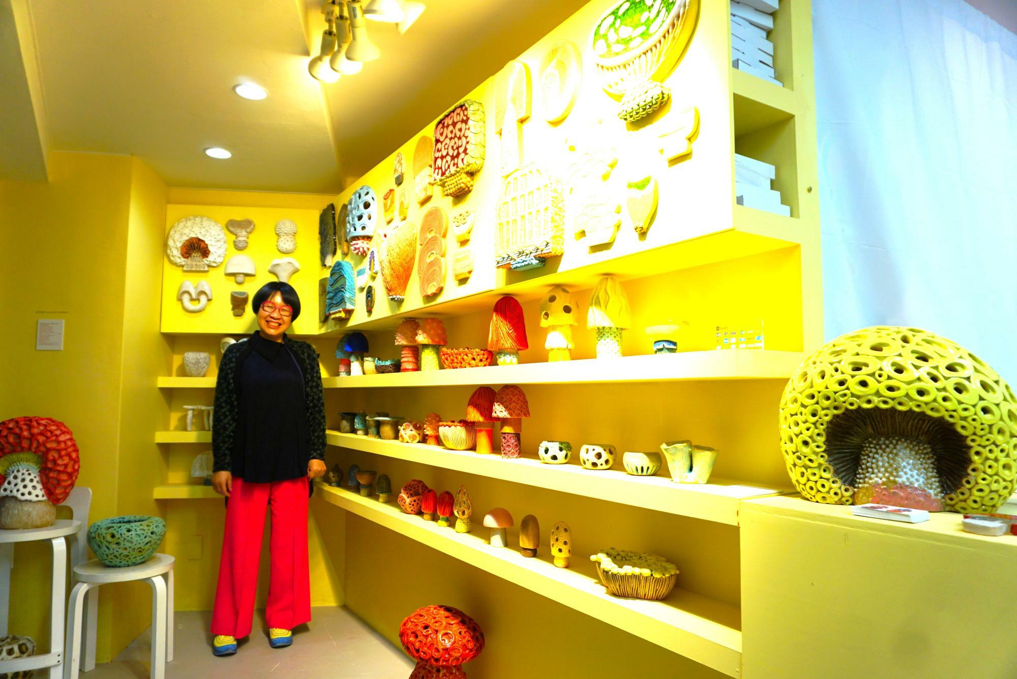 プリティなマッシュルームカット＆笑顔とファンキーなファッションがチャームポイントの“きのこファンタジスタ”な陶芸作家・鈴木喬子さん。