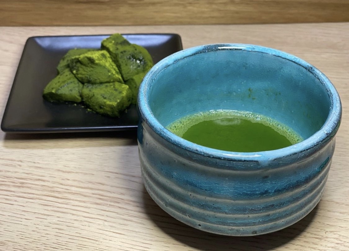 後ろは、「千休」の抹茶で作ったわらび餅