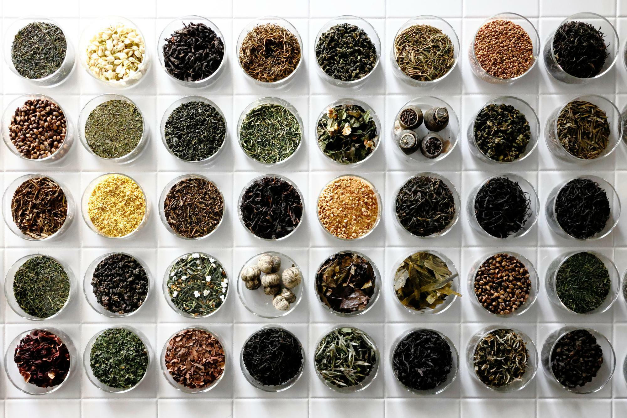 日本各地、中国、台湾のお茶が80種類以上。　画像提供：7T＋