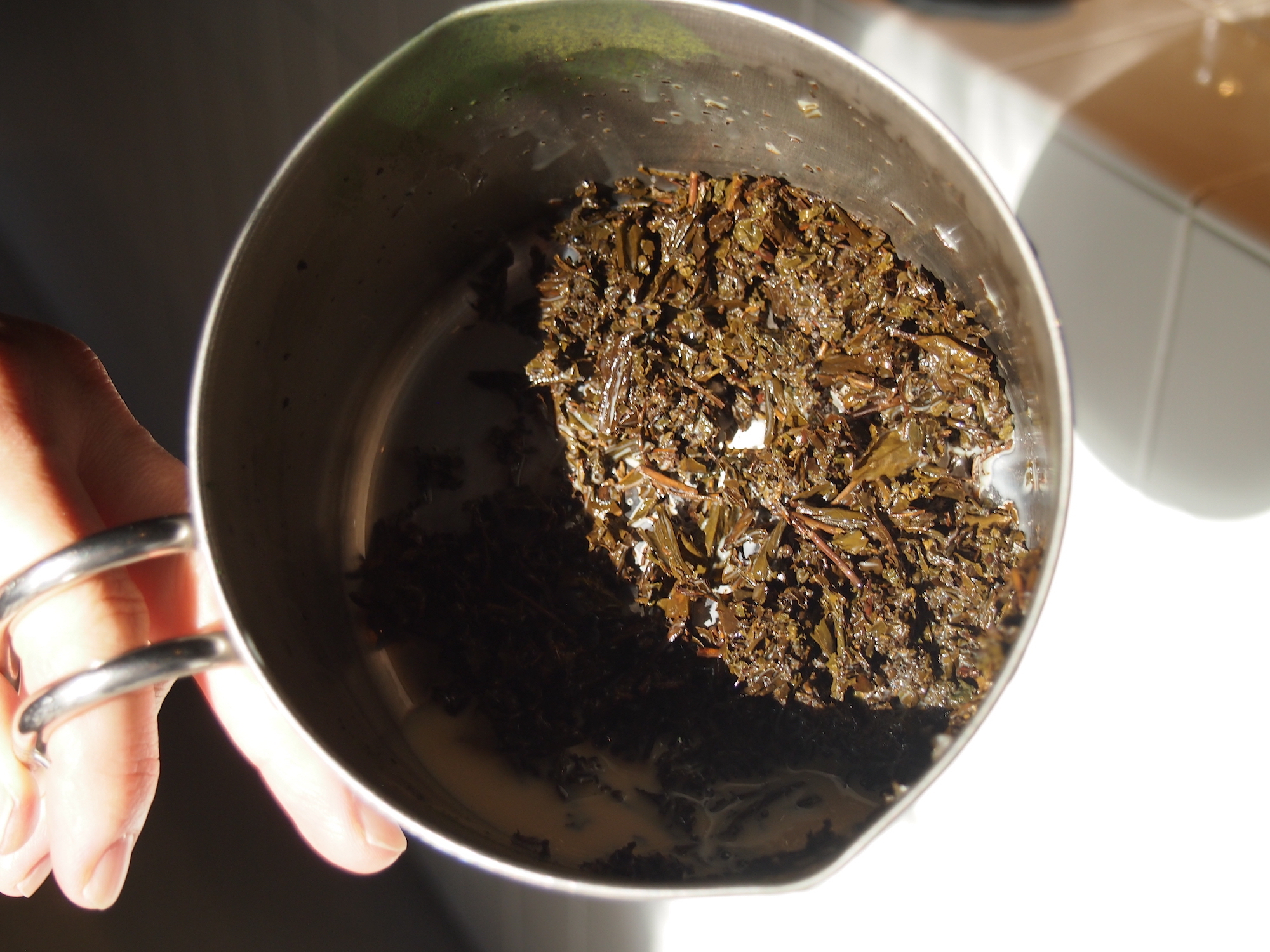 ラテに使われた後の焙じ茶。たっぷりの茶葉が使われています。