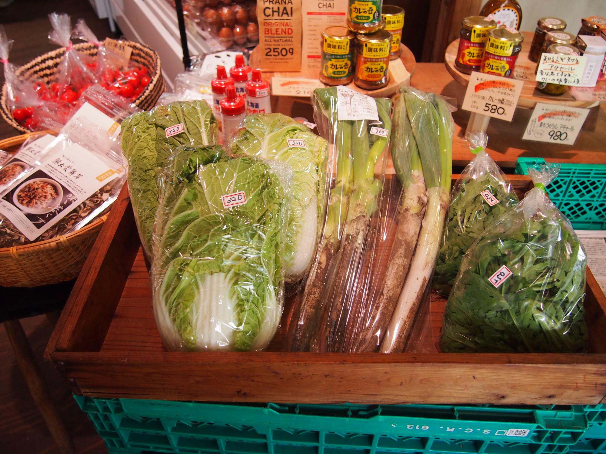 お野菜とともに、乾物や調味料なども販売されています。