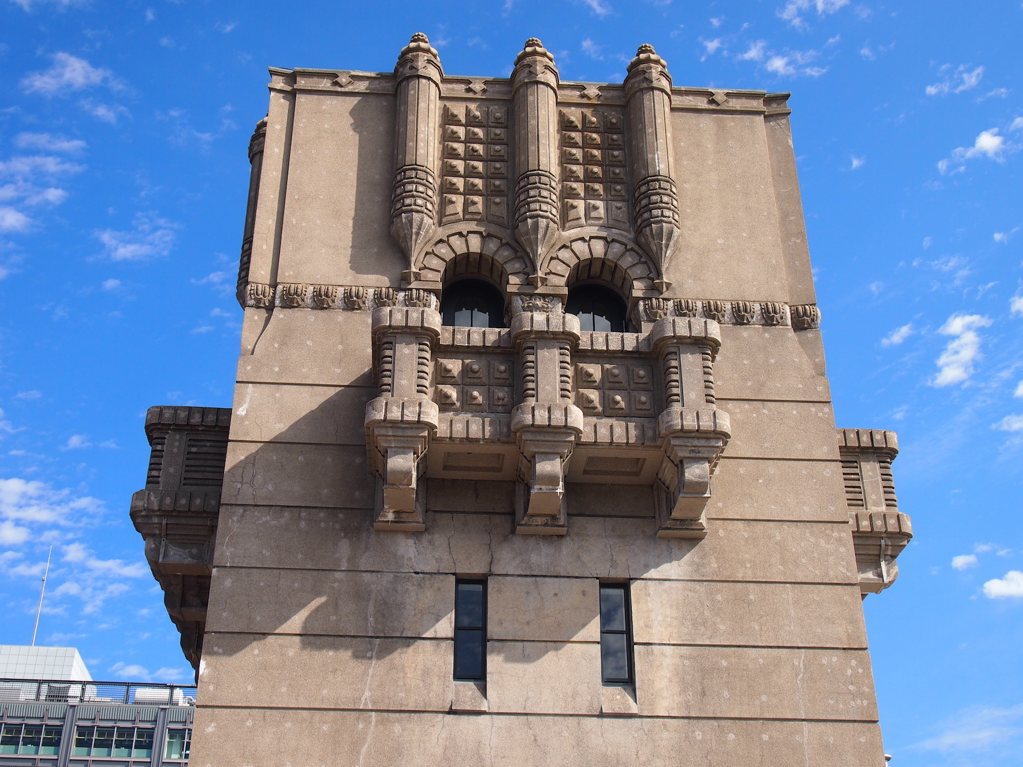 本庁舎中央の塔の部分。