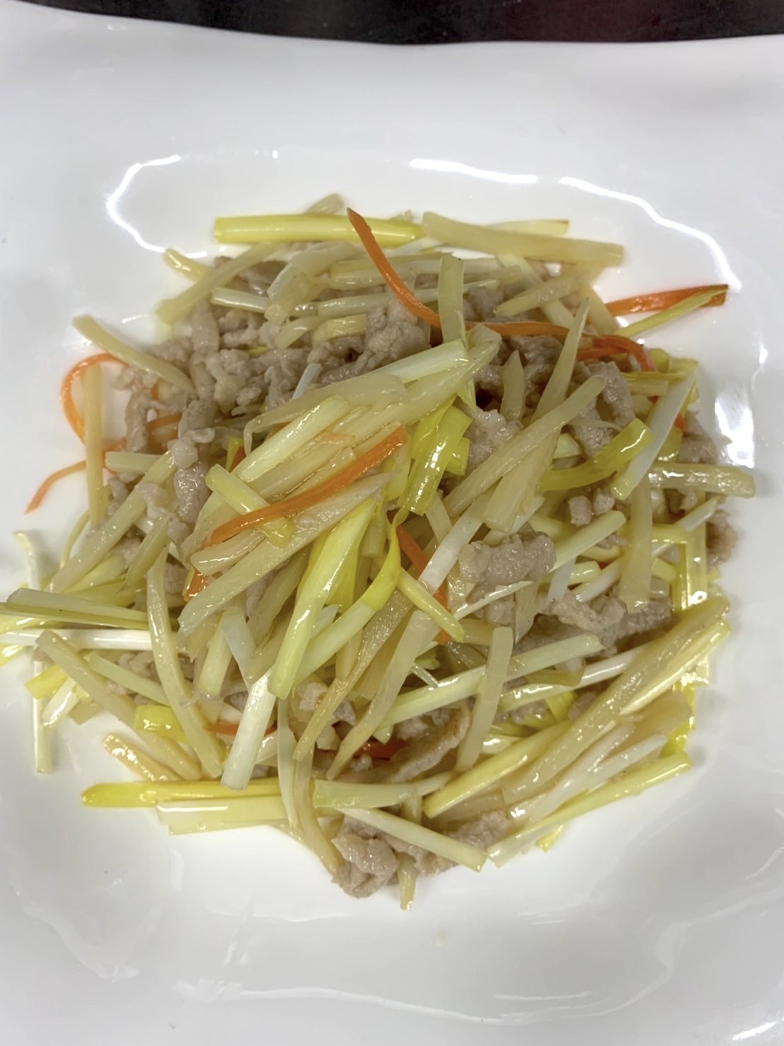 黄ニラと細切り豚肉の炒め（税込1500円）　　　写真提供：中国菜燕燕