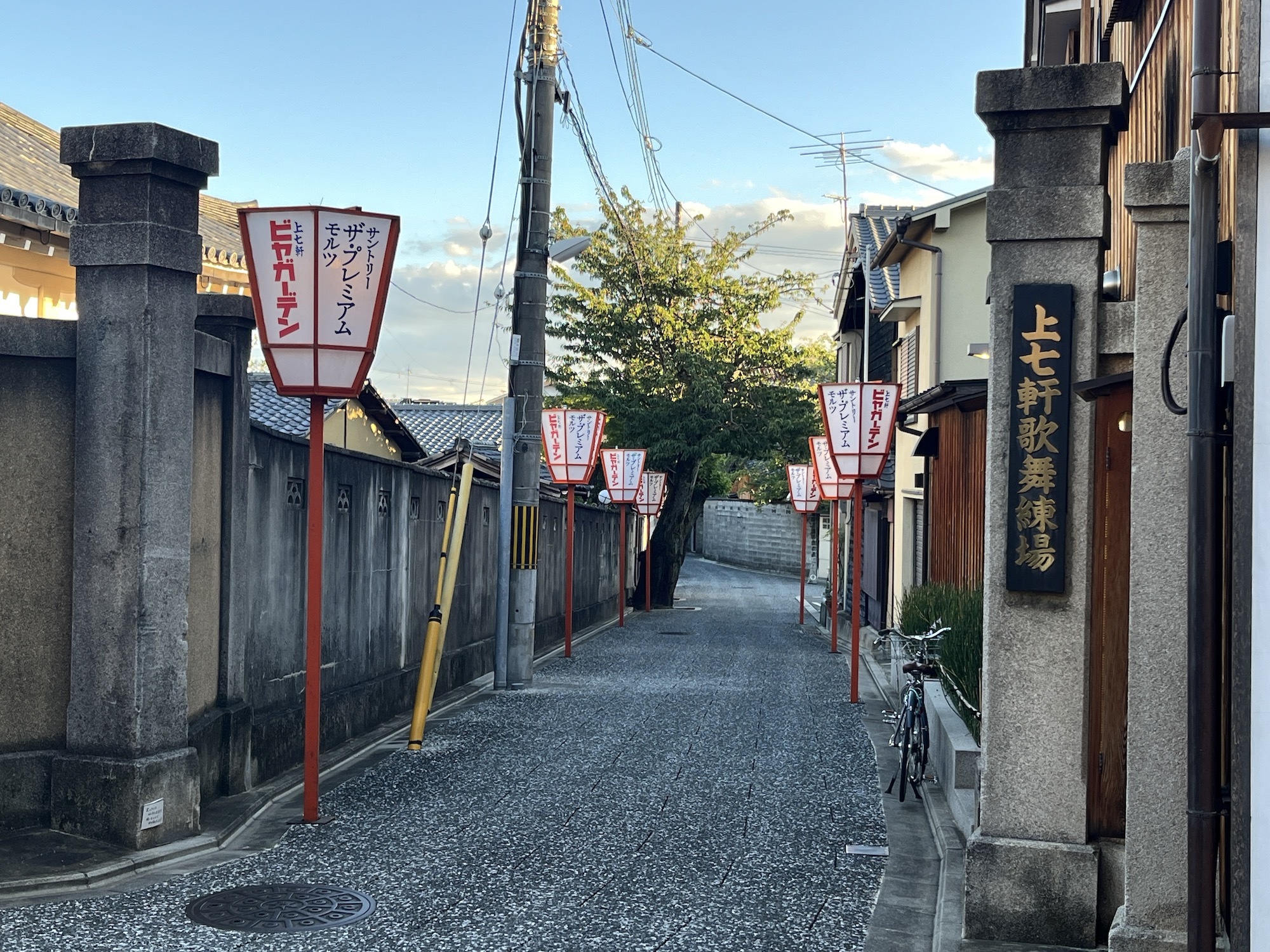 盆踊り会場は、上七軒通りから奥に入った歌舞練場駐車場です