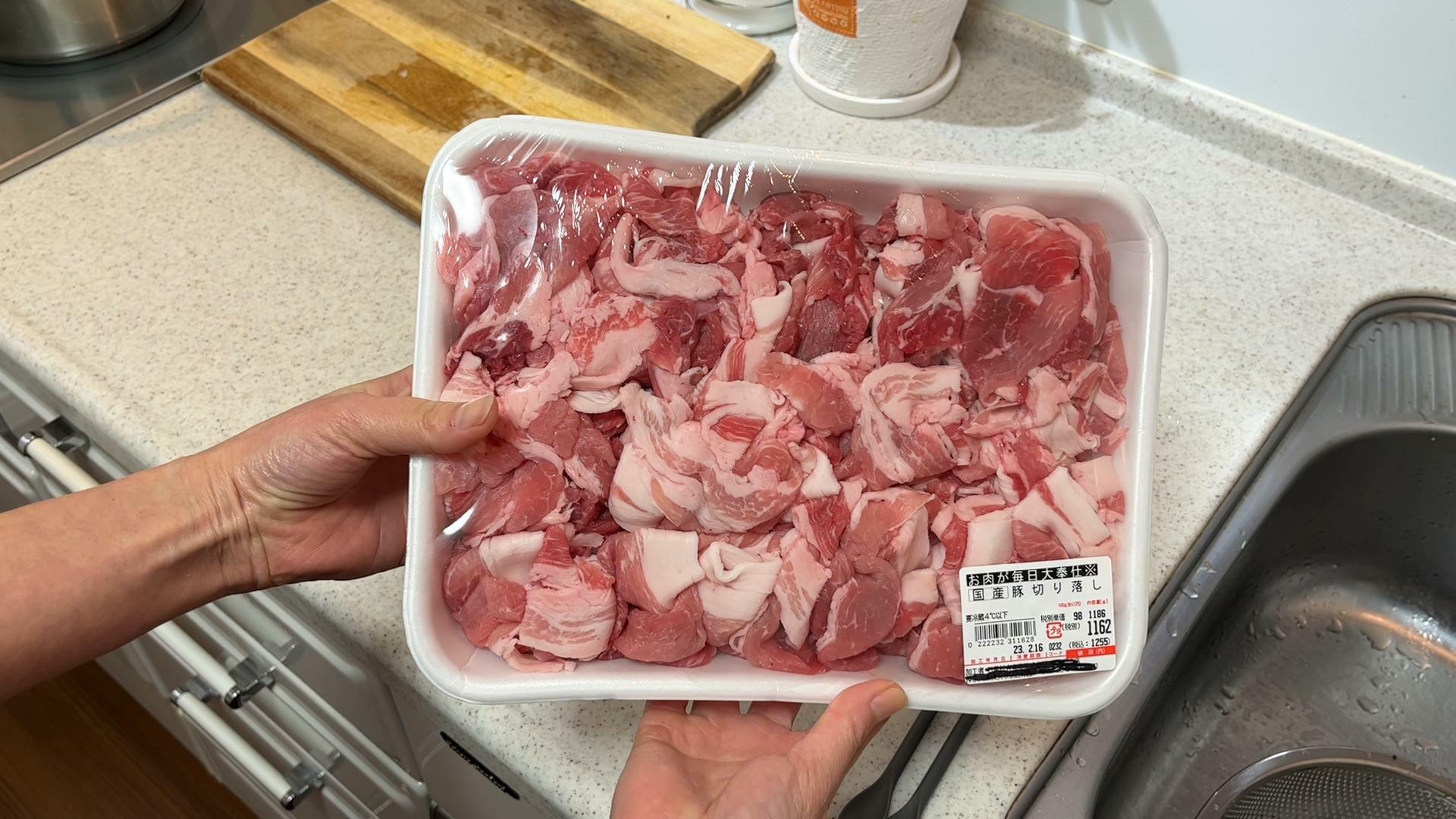 豚肉肩切り落とし・・・98円/100g  (1162円)