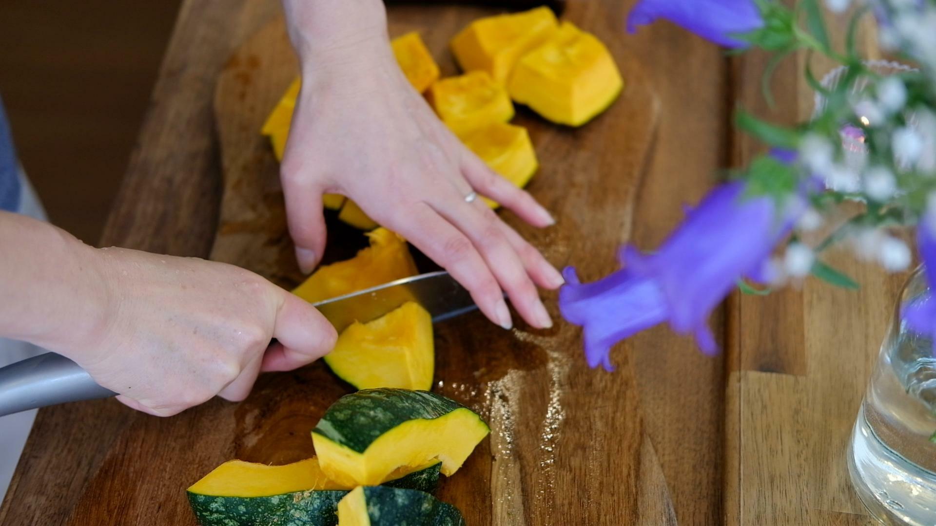 カット前にラップしてレンジで数分温めると切りやすくなります。
