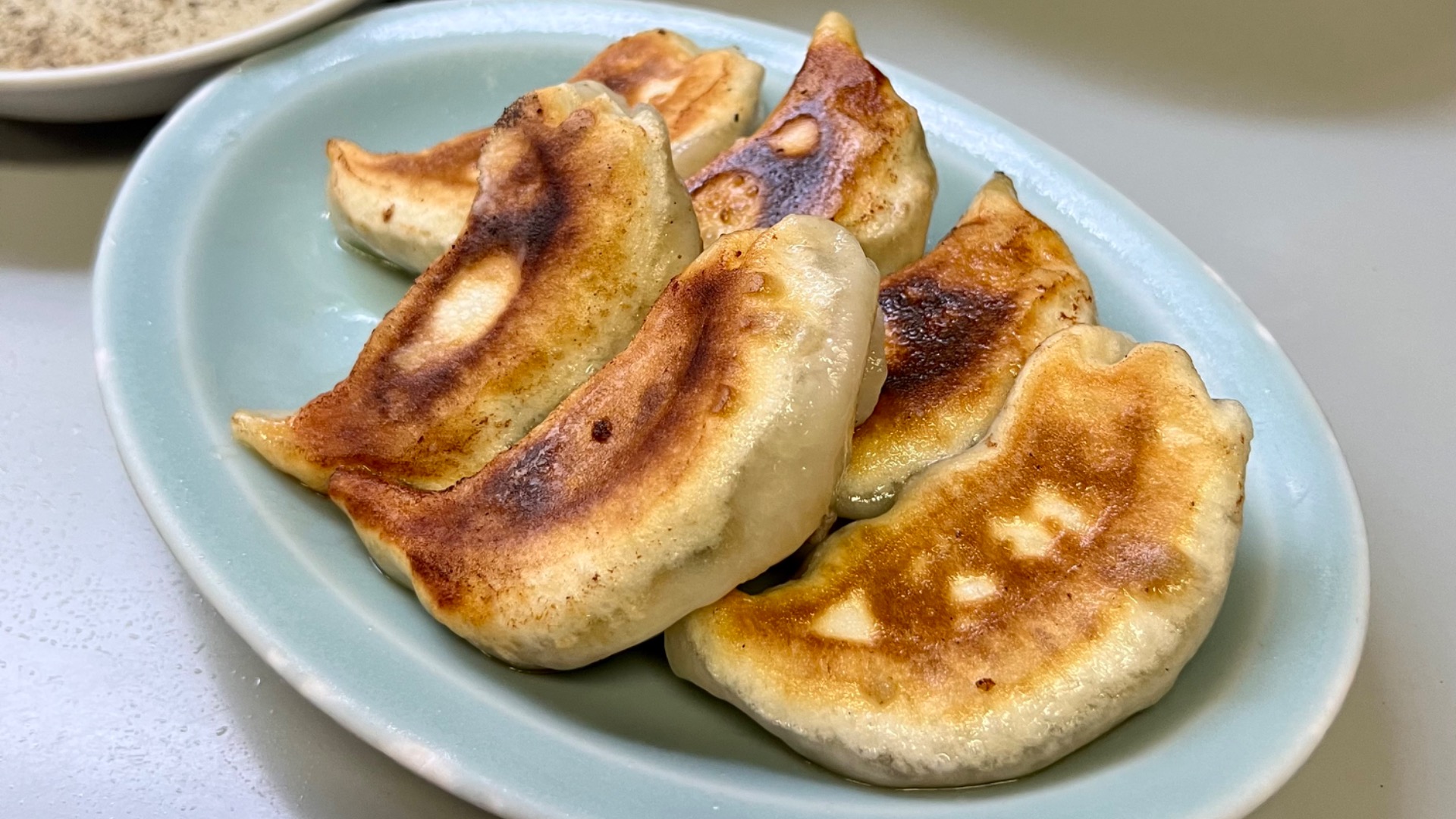 赤坂珉珉】ジュワッとうまい！日本発祥の焼き餃子を継承する町中華（町