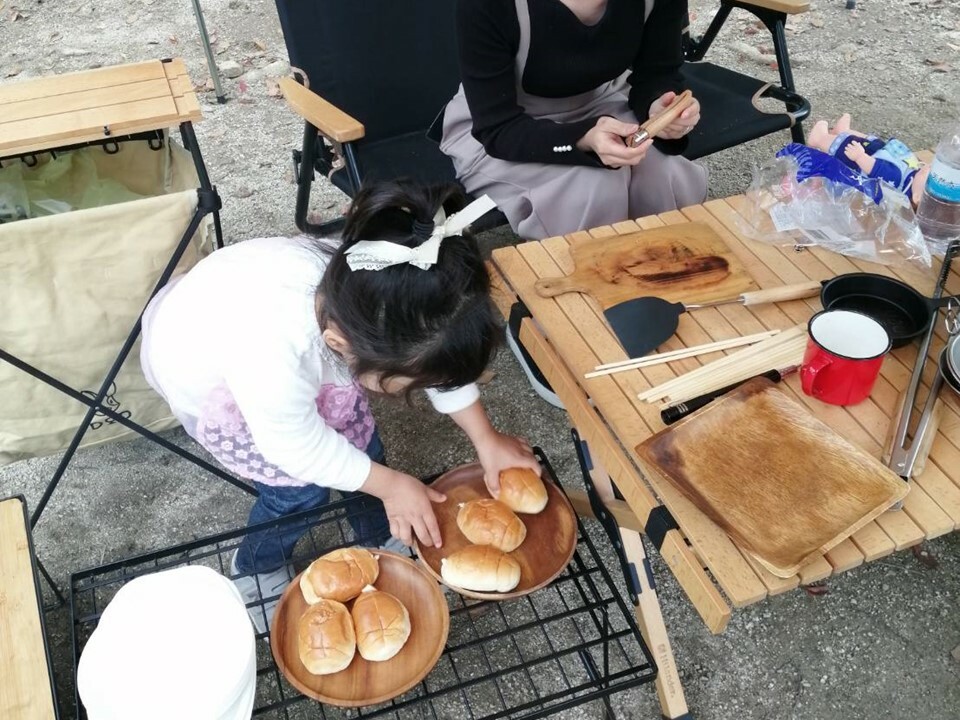 パンを並べる娘