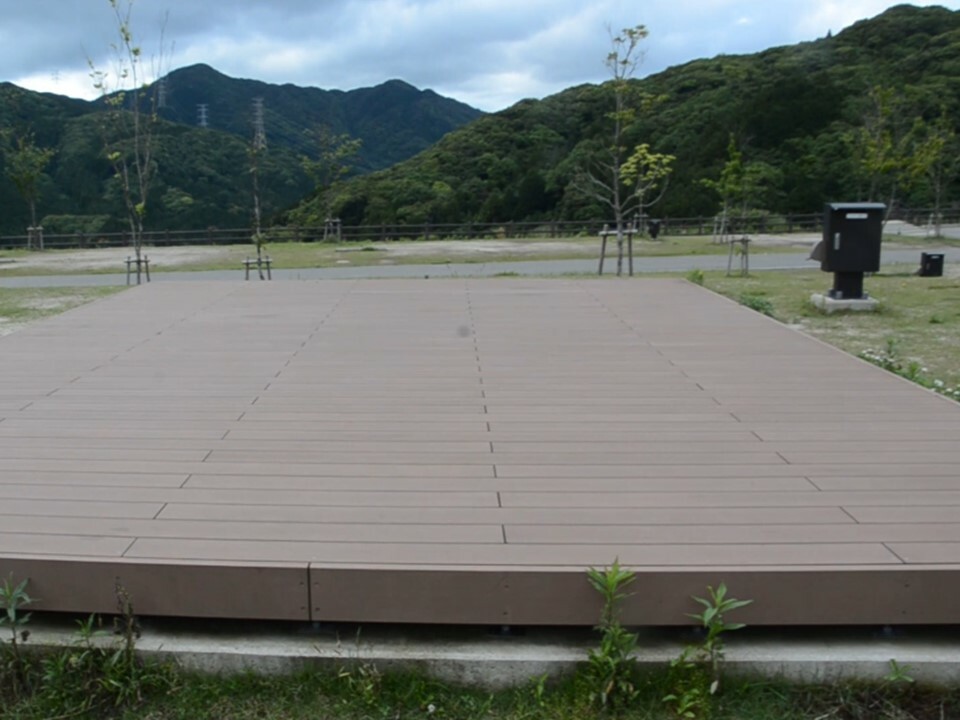 雨の日も安心ウッドデッキ